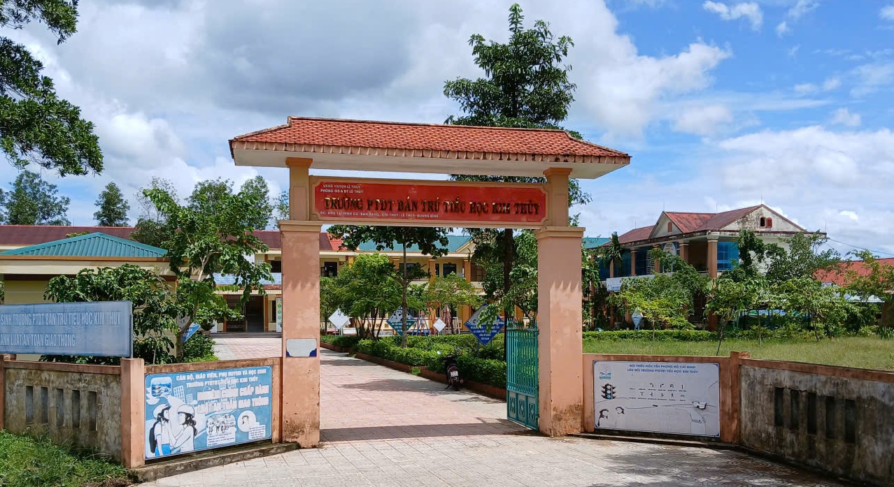 Hiệu trưởng Đỗ Văn Mỹ trực tiếp chế biến món cá kho có Hiệu trưởng Đỗ Văn Mỹ trực tiếp chế biến món cá kho có