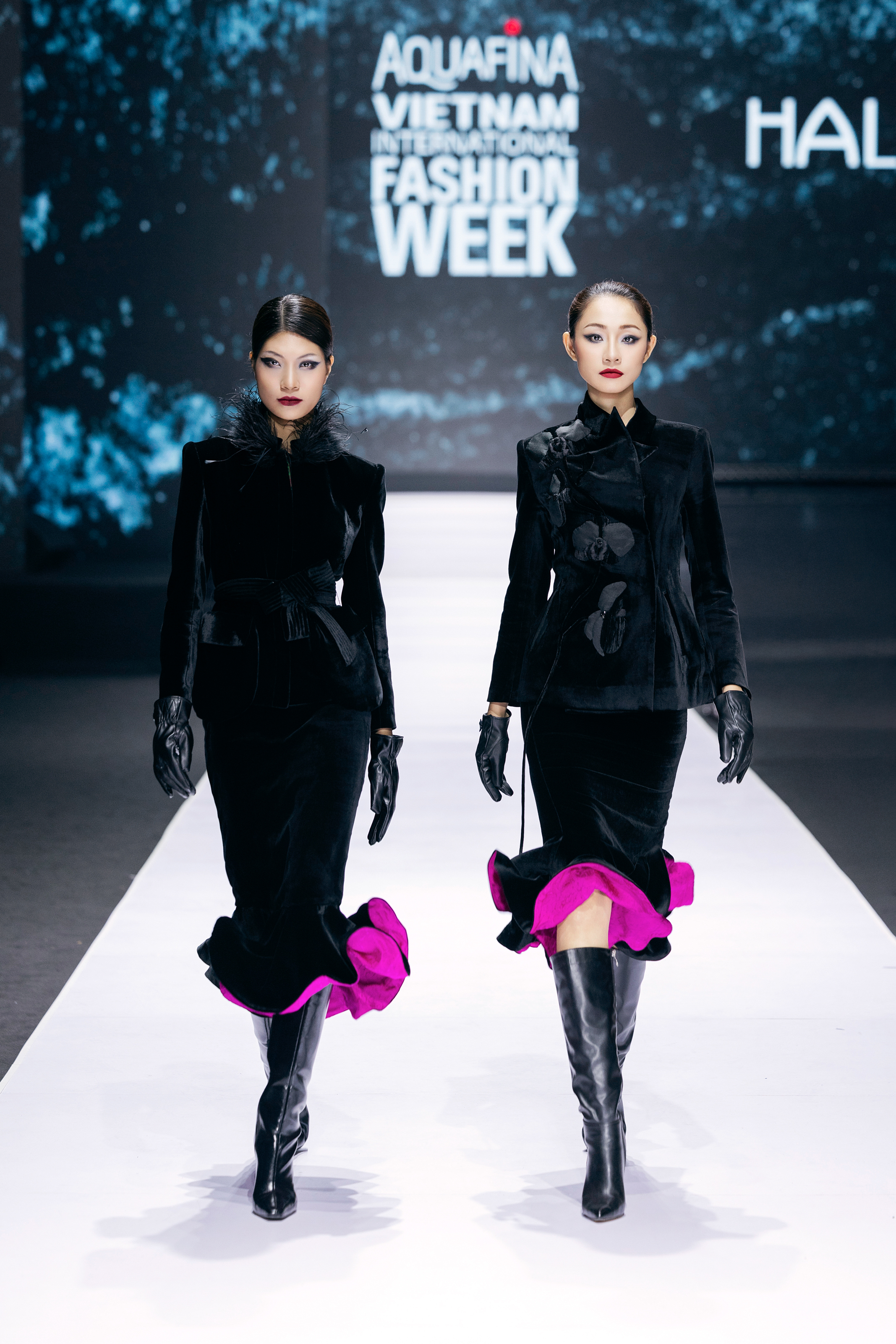 Trở về từ Paris Fashion Week, NTK Hà Linh Thư tiếp tục mang nhung lụa lên sàn catwalk Việt - Ảnh 13. Trở về từ Paris Fashion Week, NTK Hà Linh Thư tiếp tục mang nhung lụa lên sàn catwalk Việt - Ảnh 13.
