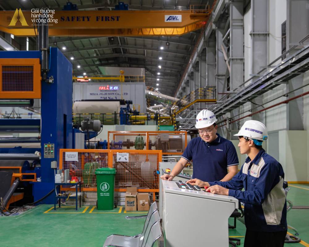 NSND Xuân Bắc ngồi 