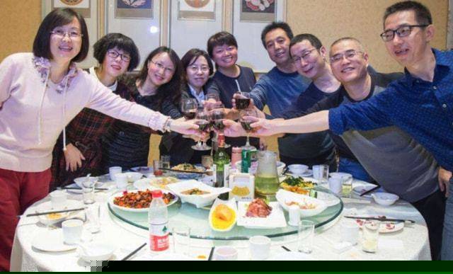 Mẹ Hà Nội kể: Nhìn hoá đơn họp lớp là biết ai vững tiền, ai sắp hụt hơi - Ảnh 2.