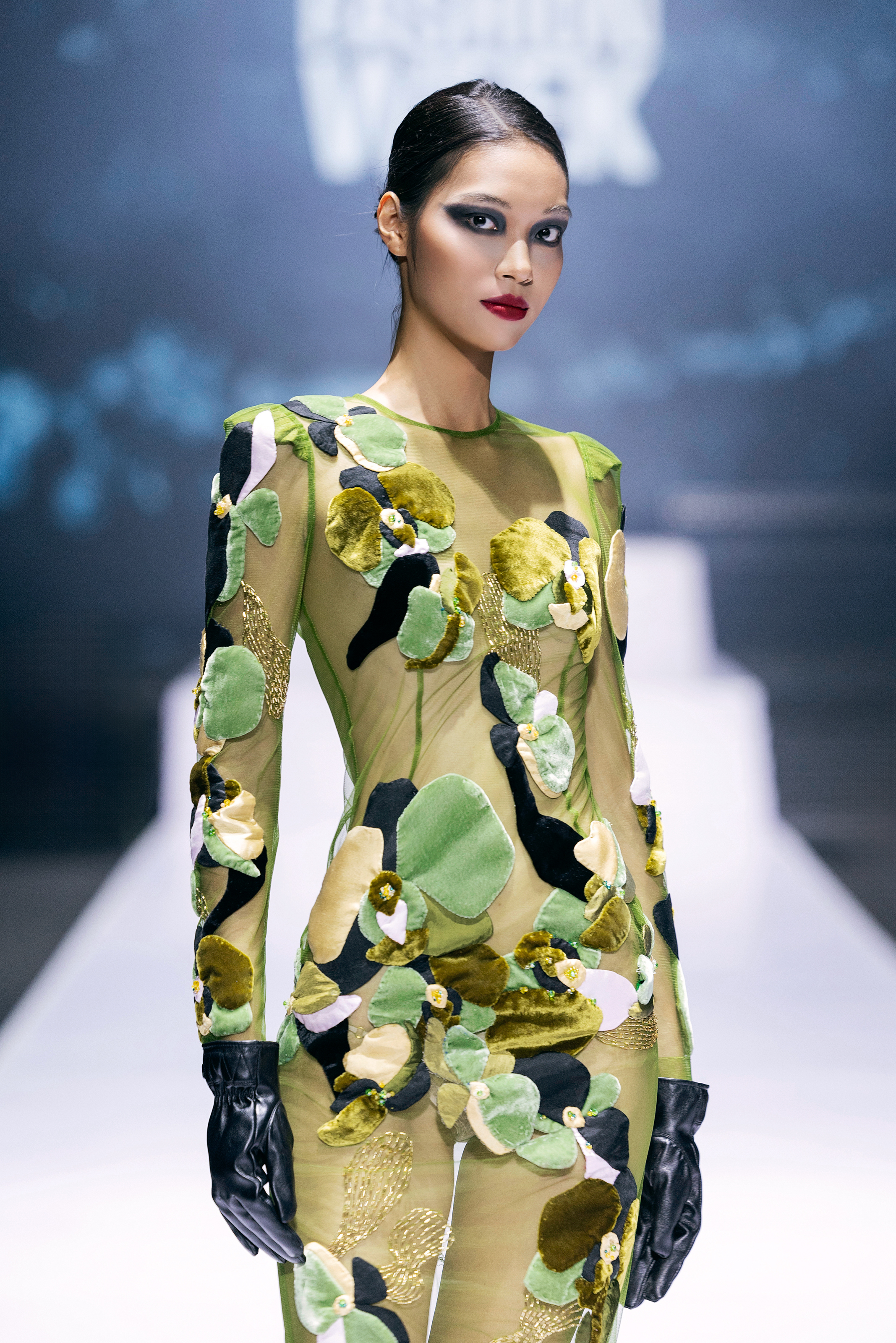 Trở về từ Paris Fashion Week, NTK Hà Linh Thư tiếp tục mang nhung lụa lên sàn catwalk Việt - Ảnh 8. Trở về từ Paris Fashion Week, NTK Hà Linh Thư tiếp tục mang nhung lụa lên sàn catwalk Việt - Ảnh 8.