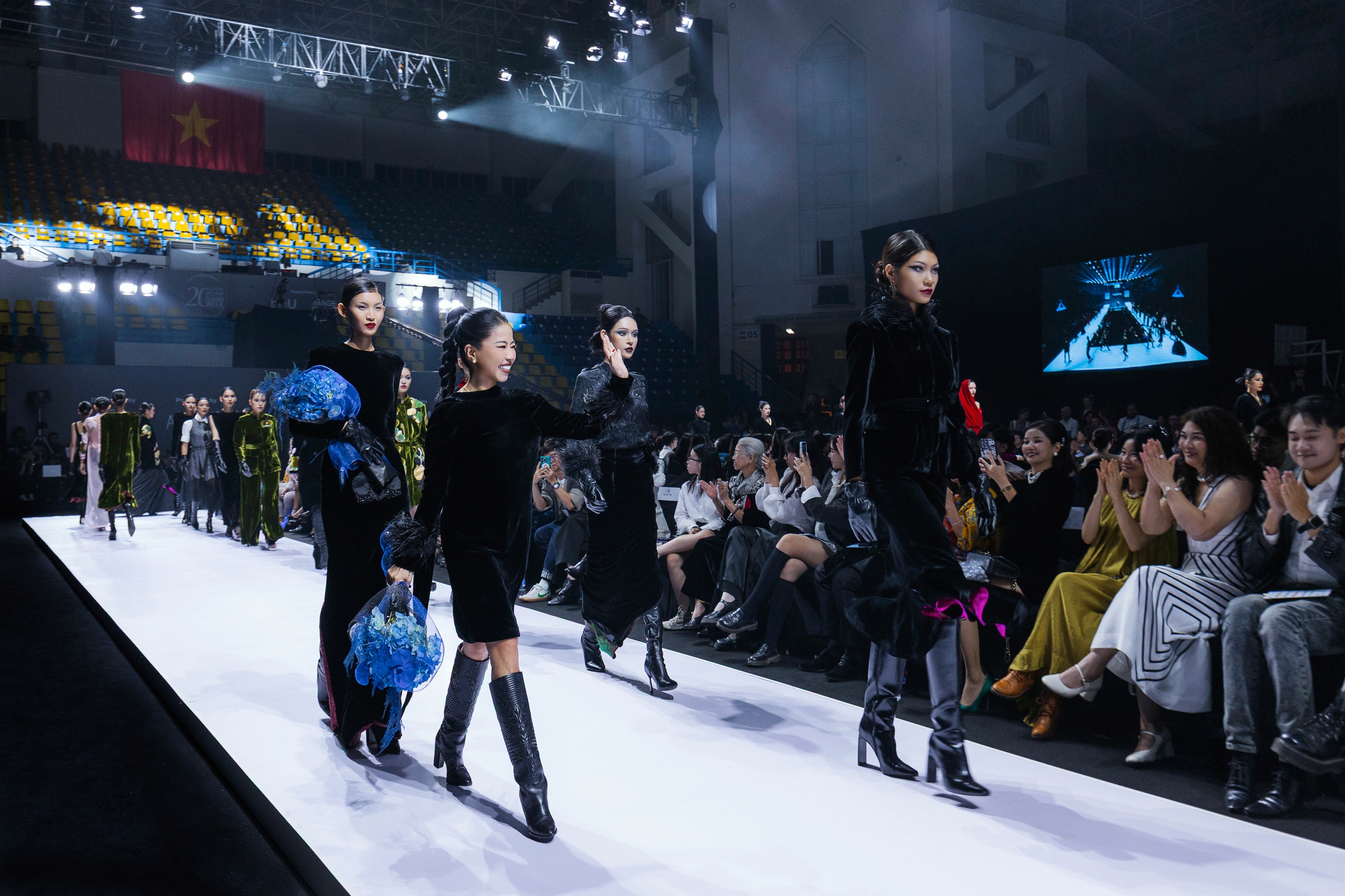 Trở về từ Paris Fashion Week, NTK Hà Linh Thư tiếp tục mang nhung lụa lên sàn catwalk Việt - Ảnh 10.