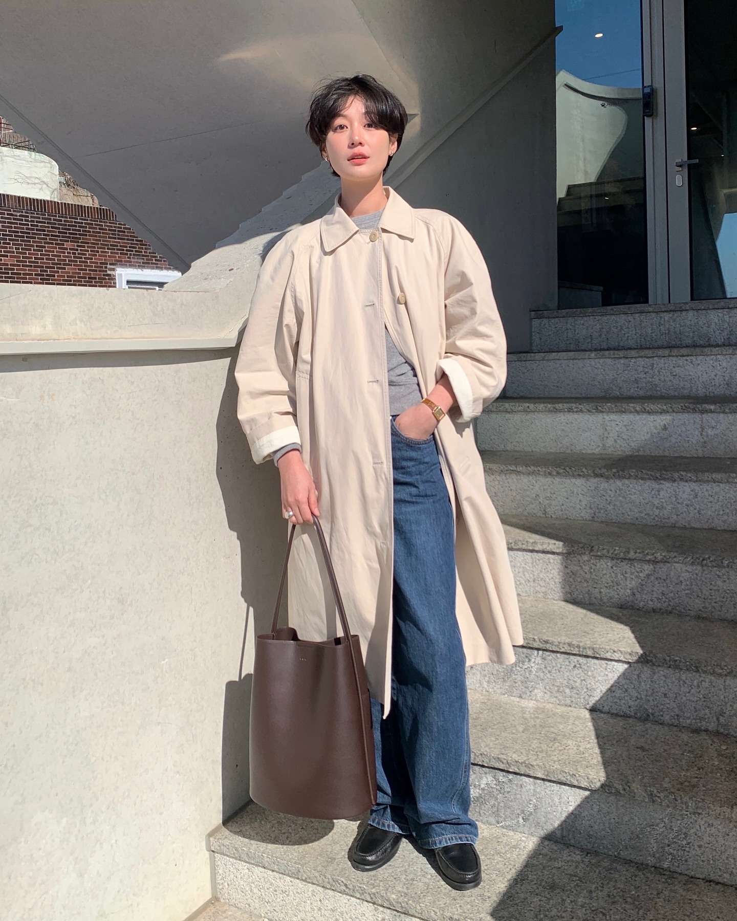 4 mốt áo khoác dáng dài của năm nay, cứ mặc lên là sang chảnh - Ảnh 9. 4 mốt áo khoác dáng dài của năm nay, cứ mặc lên là sang chảnh - Ảnh 9.