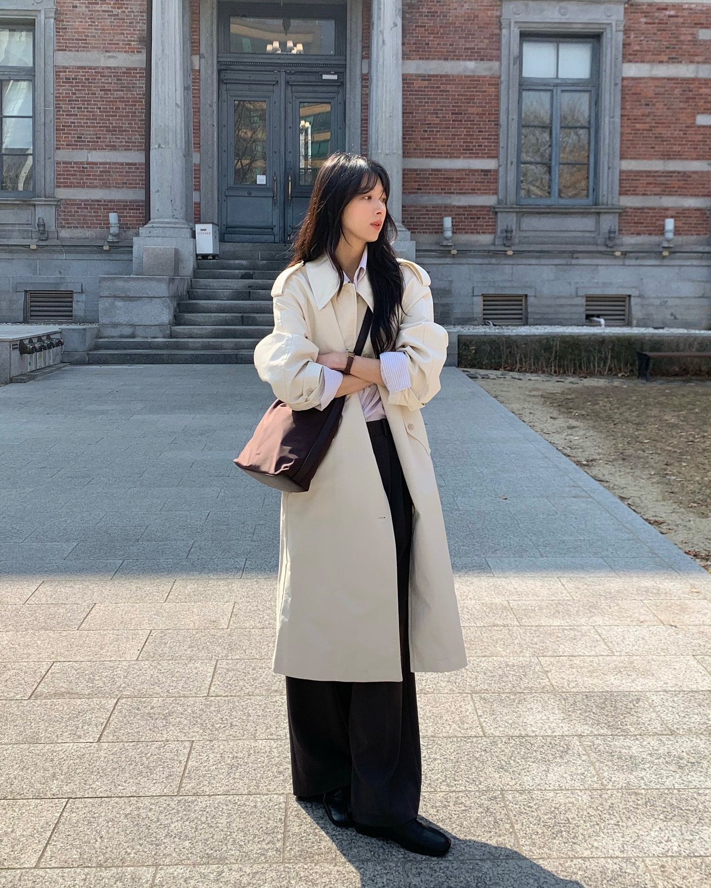 4 mốt áo khoác dáng dài của năm nay, cứ mặc lên là sang chảnh - Ảnh 10. 4 mốt áo khoác dáng dài của năm nay, cứ mặc lên là sang chảnh - Ảnh 10.