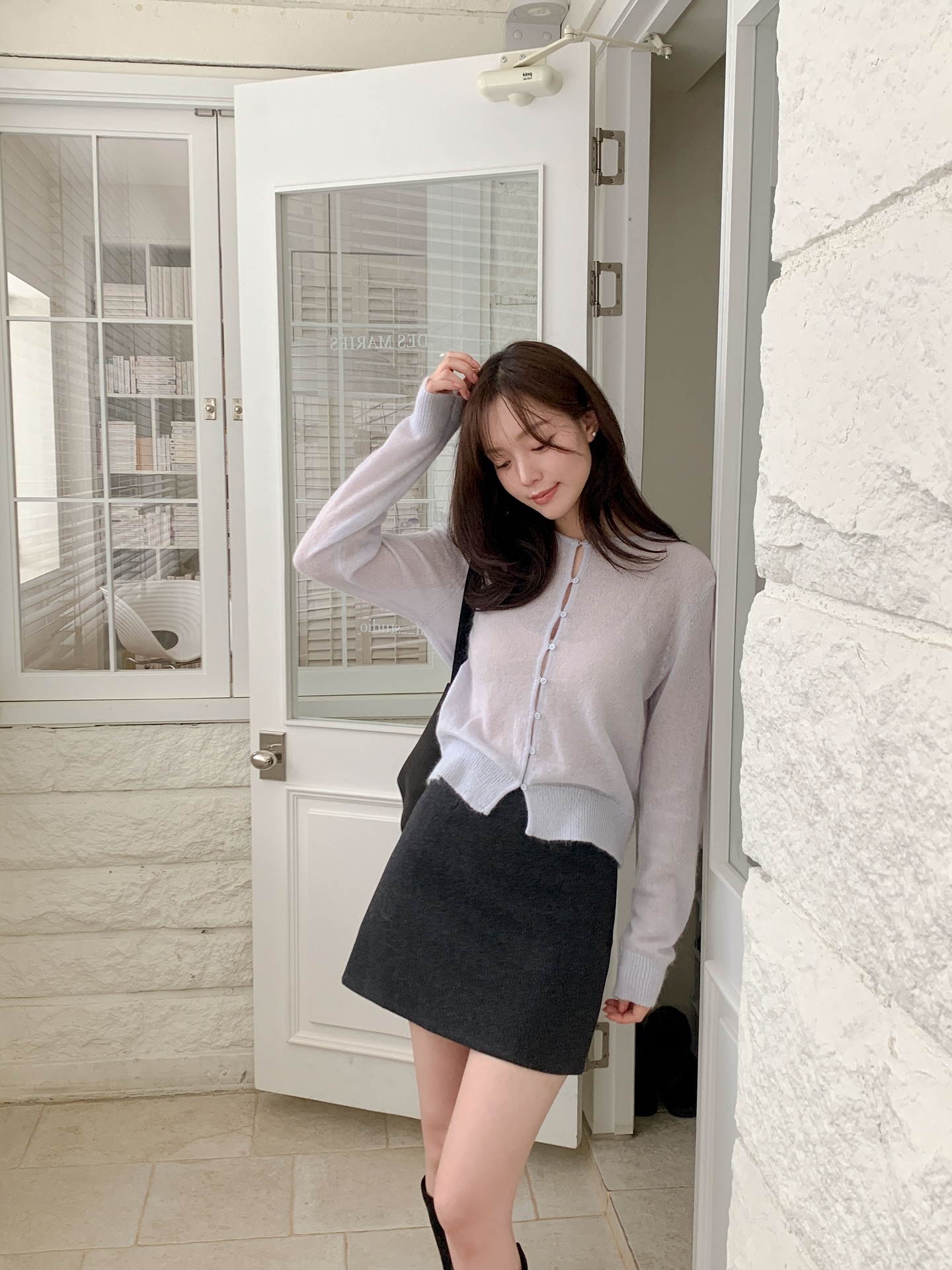 Mùa đông vẫn nên mặc chân váy ngắn vì có 10 cách diện đẹp long lanh - Ảnh 1.