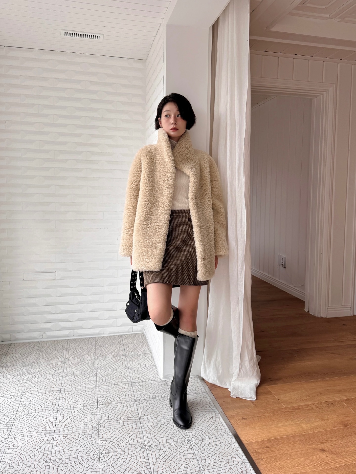 Mùa đông vẫn nên mặc chân váy ngắn vì có 10 cách diện đẹp long lanh - Ảnh 3.