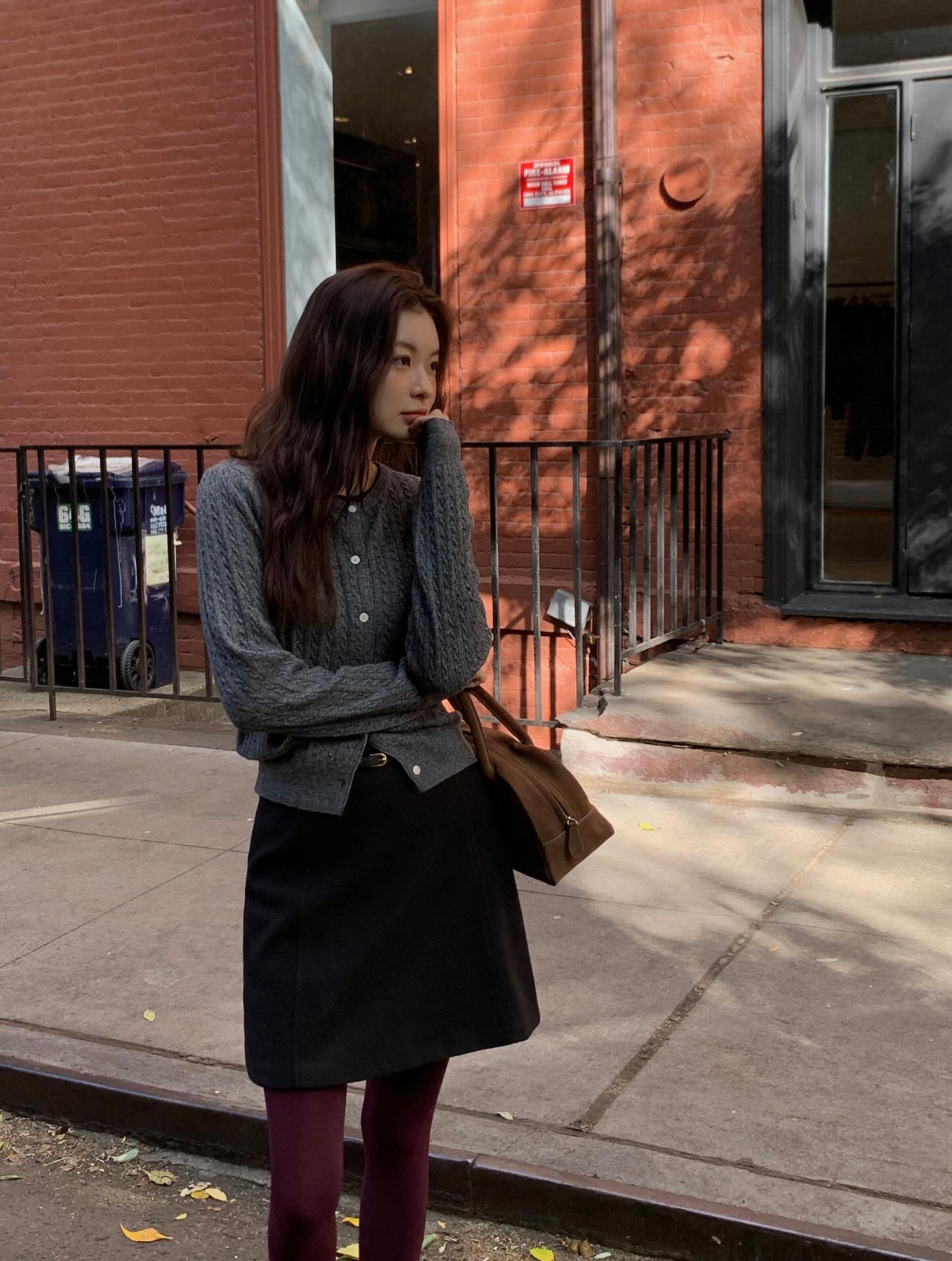 Mùa đông vẫn nên mặc chân váy ngắn vì có 10 cách diện đẹp long lanh - Ảnh 9.