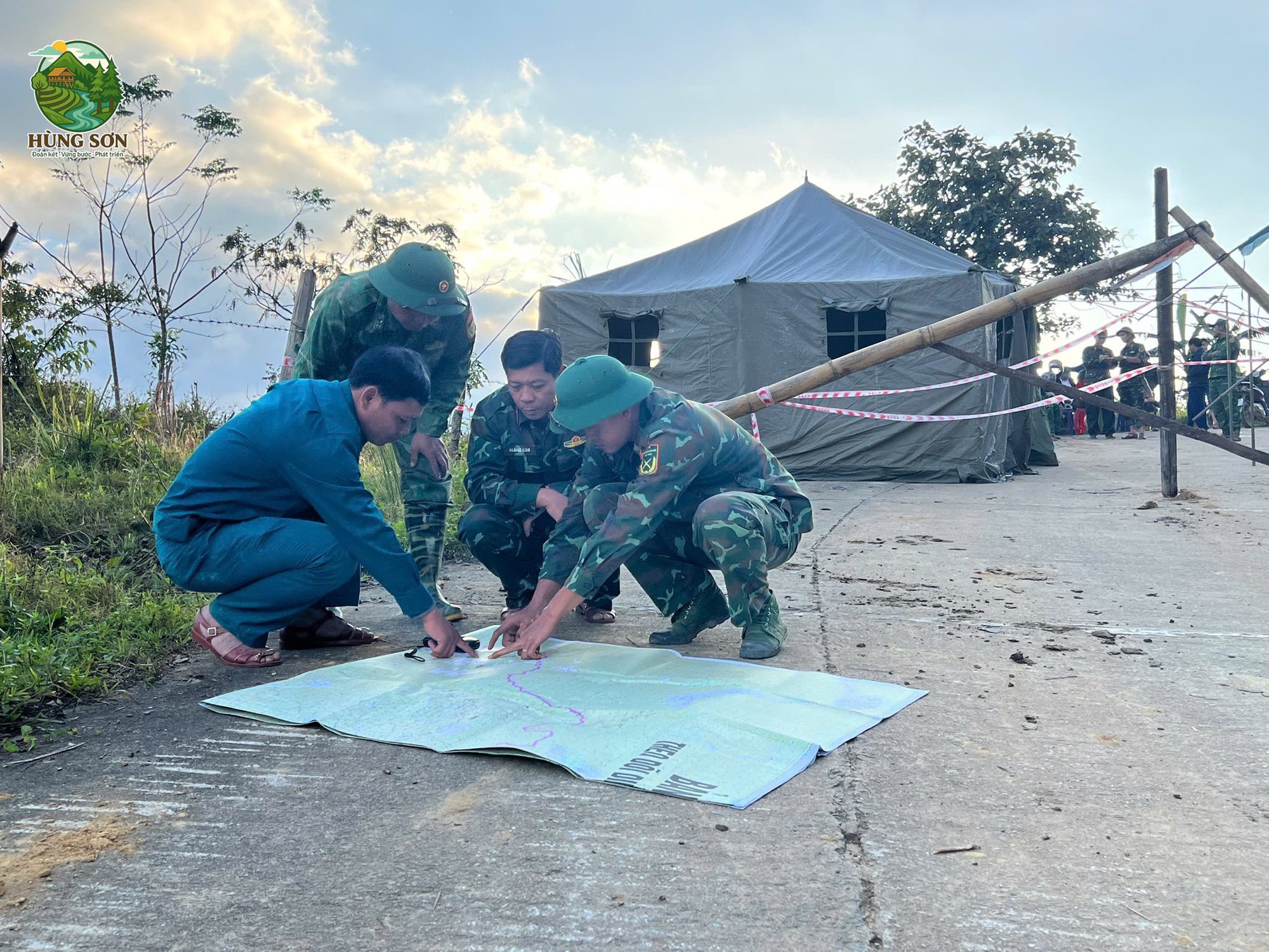 Toàn cảnh vụ sạt lở nghi vùi lấp 3 người ở Đà Nẵng nhìn từ flycam - Ảnh 3. Toàn cảnh vụ sạt lở nghi vùi lấp 3 người ở Đà Nẵng nhìn từ flycam - Ảnh 3.