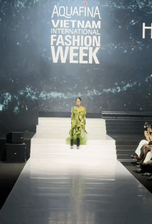 Trở về từ Paris Fashion Week, NTK Hà Linh Thư tiếp tục mang nhung lụa lên sàn catwalk Việt - Ảnh 1. Trở về từ Paris Fashion Week, NTK Hà Linh Thư tiếp tục mang nhung lụa lên sàn catwalk Việt - Ảnh 1.