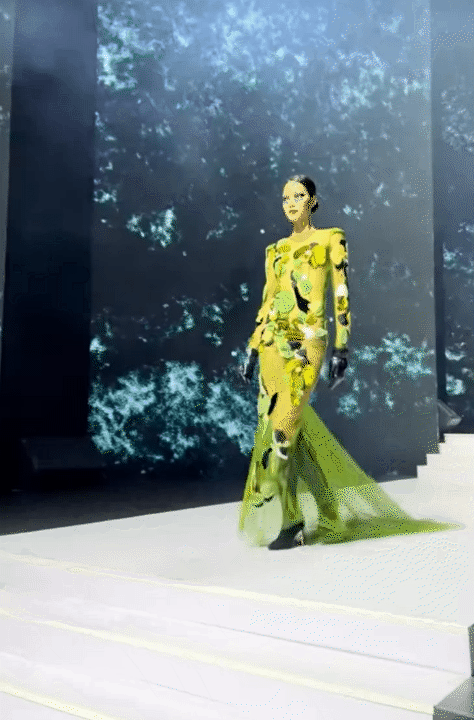 Trở về từ Paris Fashion Week, NTK Hà Linh Thư tiếp tục mang nhung lụa lên sàn catwalk Việt - Ảnh 2. Trở về từ Paris Fashion Week, NTK Hà Linh Thư tiếp tục mang nhung lụa lên sàn catwalk Việt - Ảnh 2.