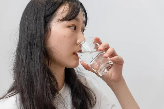 Tôi uống nước ấm pha chút muối vào mỗi sáng sau khi thức dậy, không ngờ cơ thể nhận được 4 lợi ích chỉ sau 2 tuần- Ảnh 1.