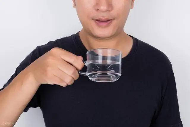 Tôi uống nước ấm pha chút muối vào mỗi sáng sau khi thức dậy, không ngờ cơ thể nhận được 4 lợi ích chỉ sau 2 tuần- Ảnh 3.