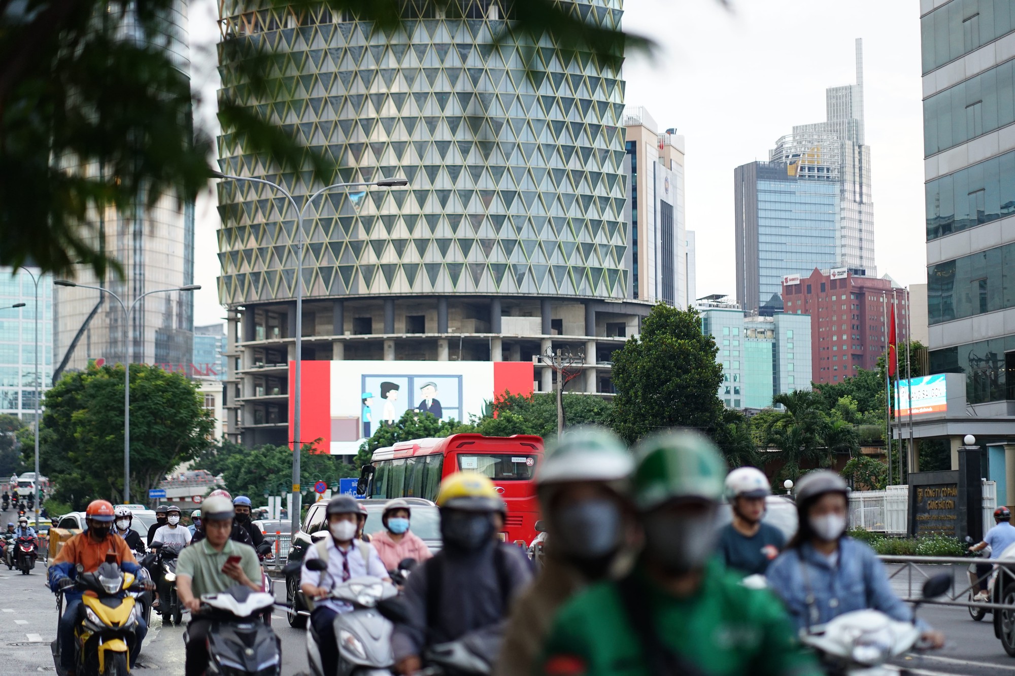 Cận cảnh cao ốc vị trí 'kim cương' được bà Trương Mỹ Lan xin tiếp tục đầu tư từ trại giam - Ảnh 1.