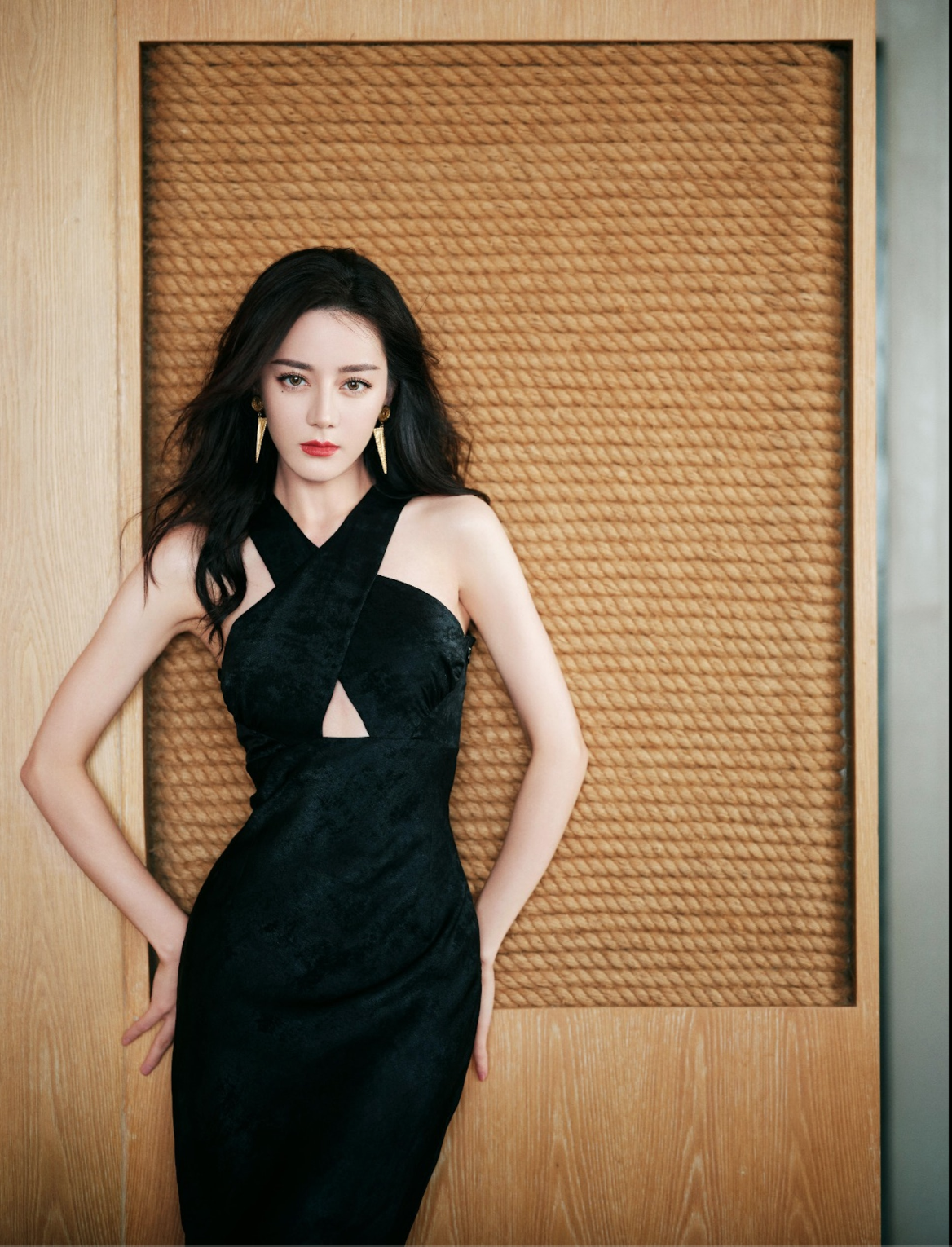 Địch Lệ Nhiệt Ba đâm sau lưng Triệu Lệ Dĩnh?- Ảnh 4. Địch Lệ Nhiệt Ba đâm sau lưng Triệu Lệ Dĩnh?- Ảnh 4.