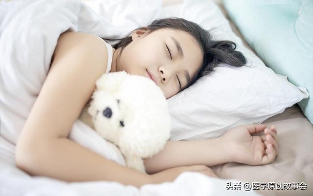 Đi ngủ lúc 10 giờ tối có sai không? Bác sĩ khuyên: Sau 60 tuổi, hãy thử làm 5 điều này khi ngủ - Ảnh 3.