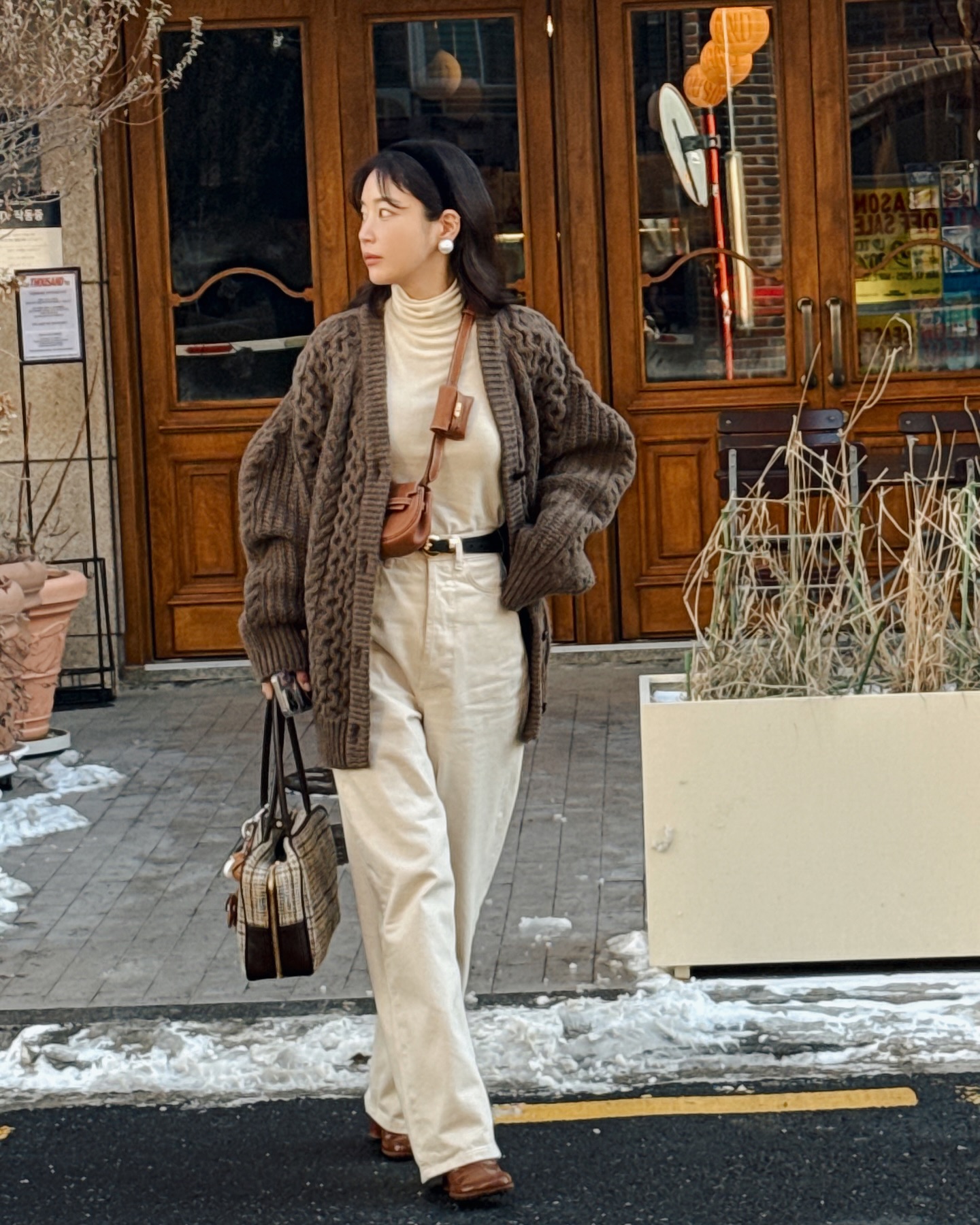 10 cách mặc quần ống rộng dành cho phụ nữ trên 40 tuổi, đẹp tới nỗi muốn diện suốt mùa đông - Ảnh 9.