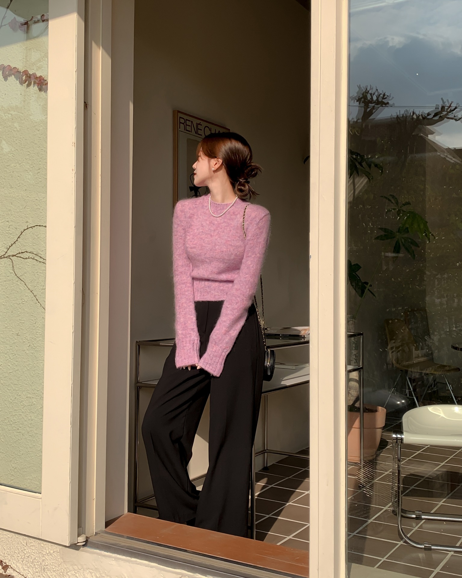 Lý do cần có áo len sáng màu trong tủ đồ - Ảnh 11. Lý do cần có áo len sáng màu trong tủ đồ - Ảnh 11.