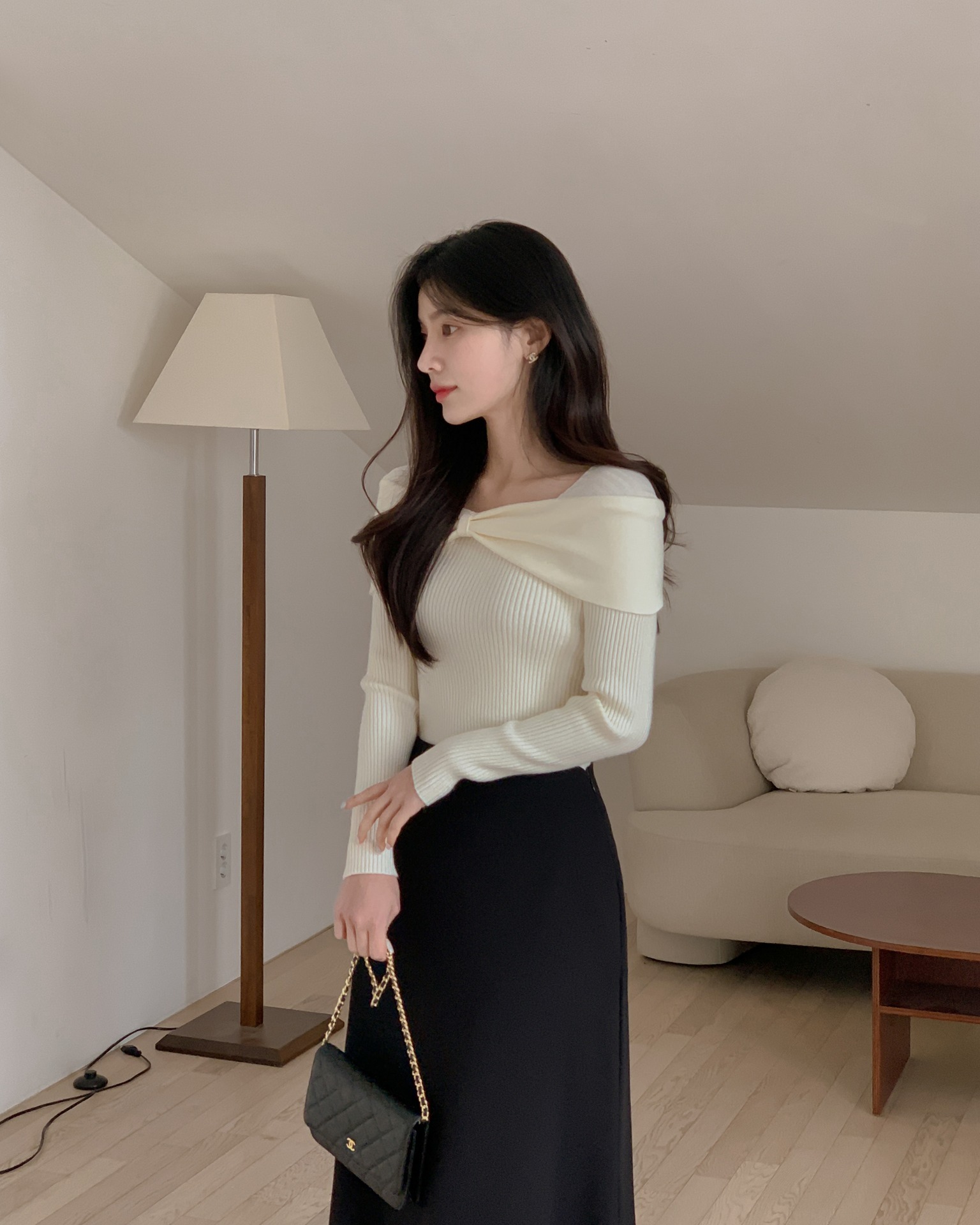 Lý do cần có áo len sáng màu trong tủ đồ - Ảnh 1. Lý do cần có áo len sáng màu trong tủ đồ - Ảnh 1.