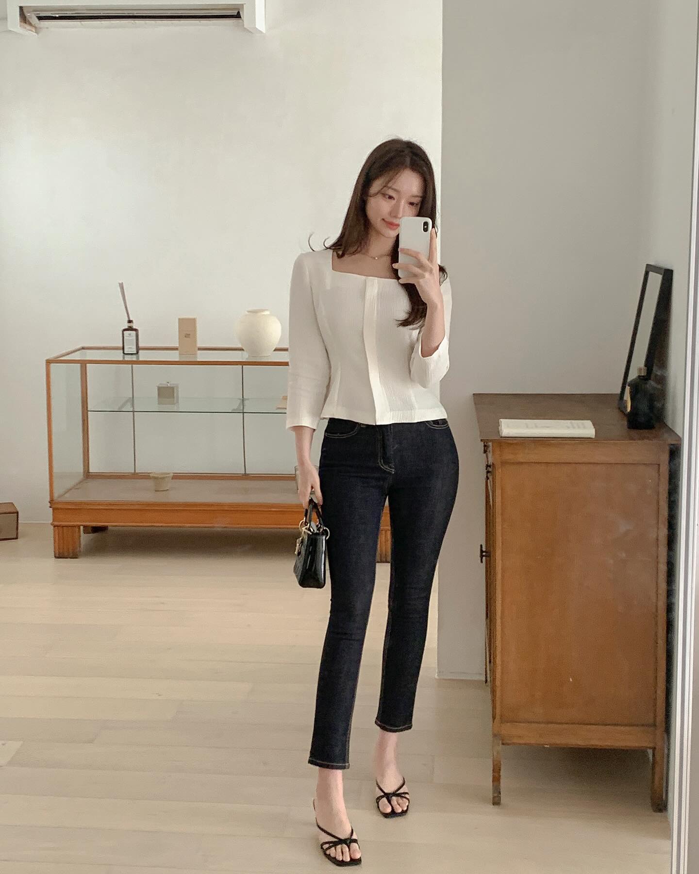 Quần jeans có nhiều kiểu nhưng đây là 3 mẫu tôn dáng nhất - Ảnh 6. Quần jeans có nhiều kiểu nhưng đây là 3 mẫu tôn dáng nhất - Ảnh 6.