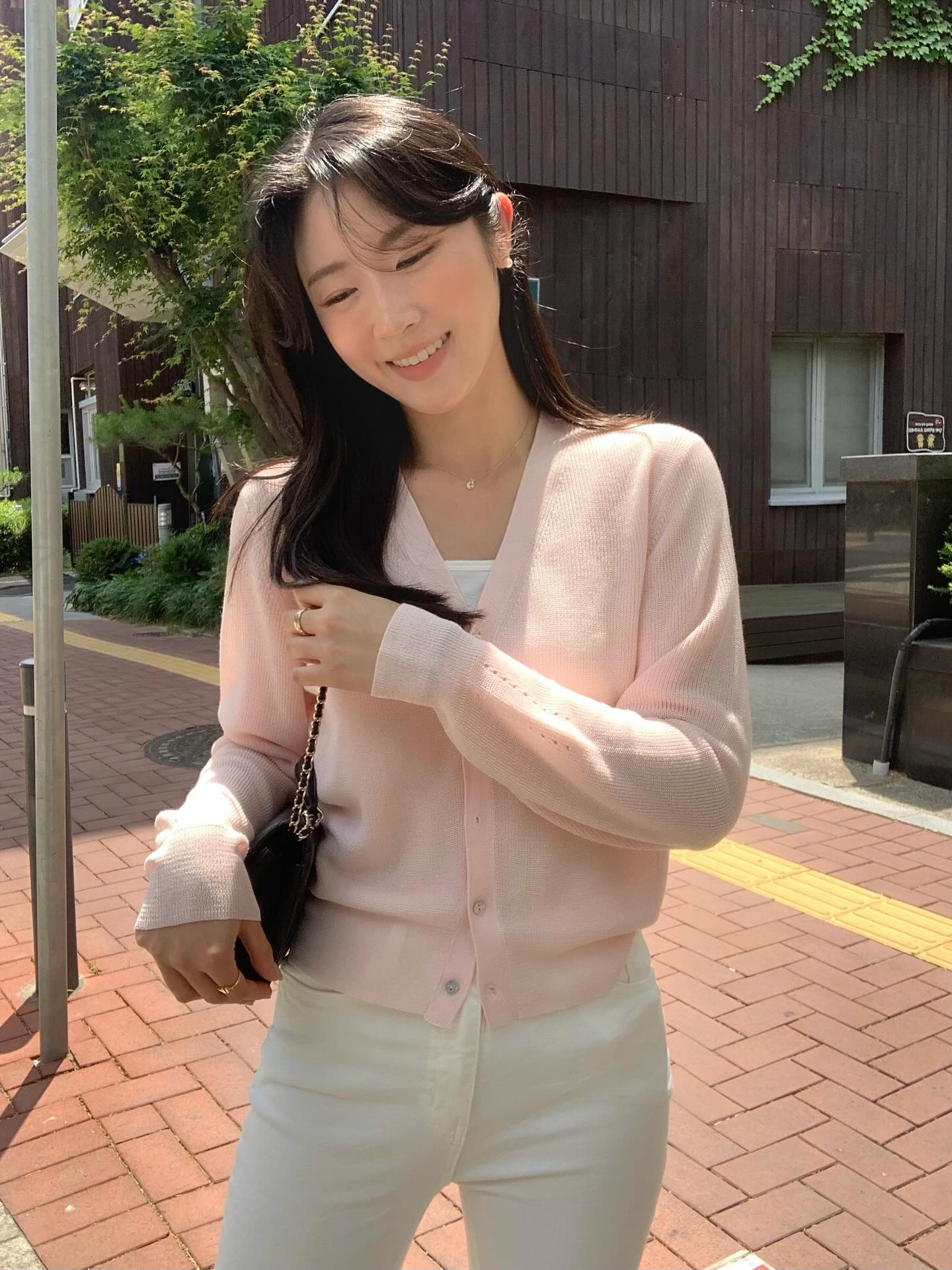 Lý do cần có áo len sáng màu trong tủ đồ - Ảnh 8. Lý do cần có áo len sáng màu trong tủ đồ - Ảnh 8.