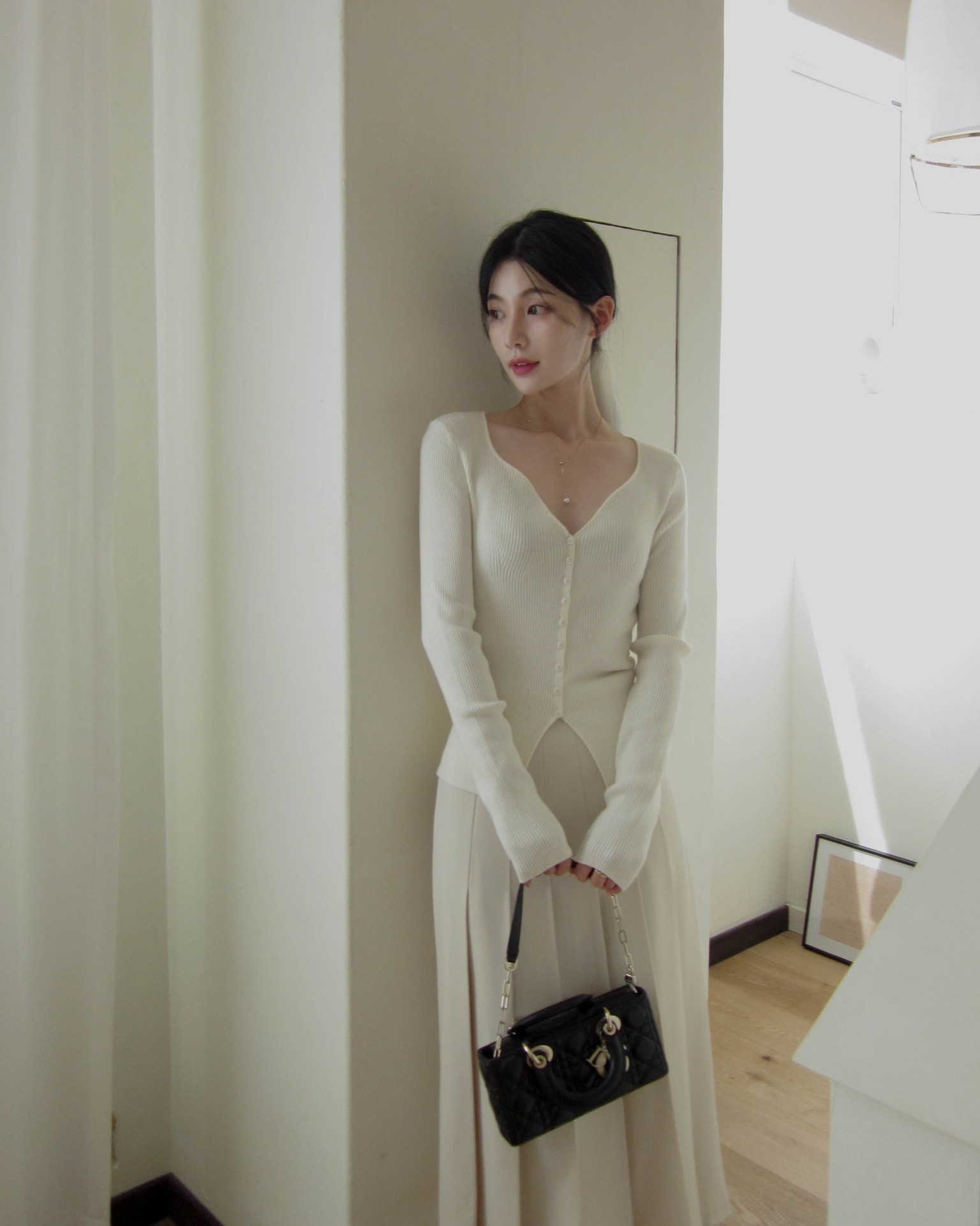 Lý do cần có áo len sáng màu trong tủ đồ - Ảnh 3. Lý do cần có áo len sáng màu trong tủ đồ - Ảnh 3.