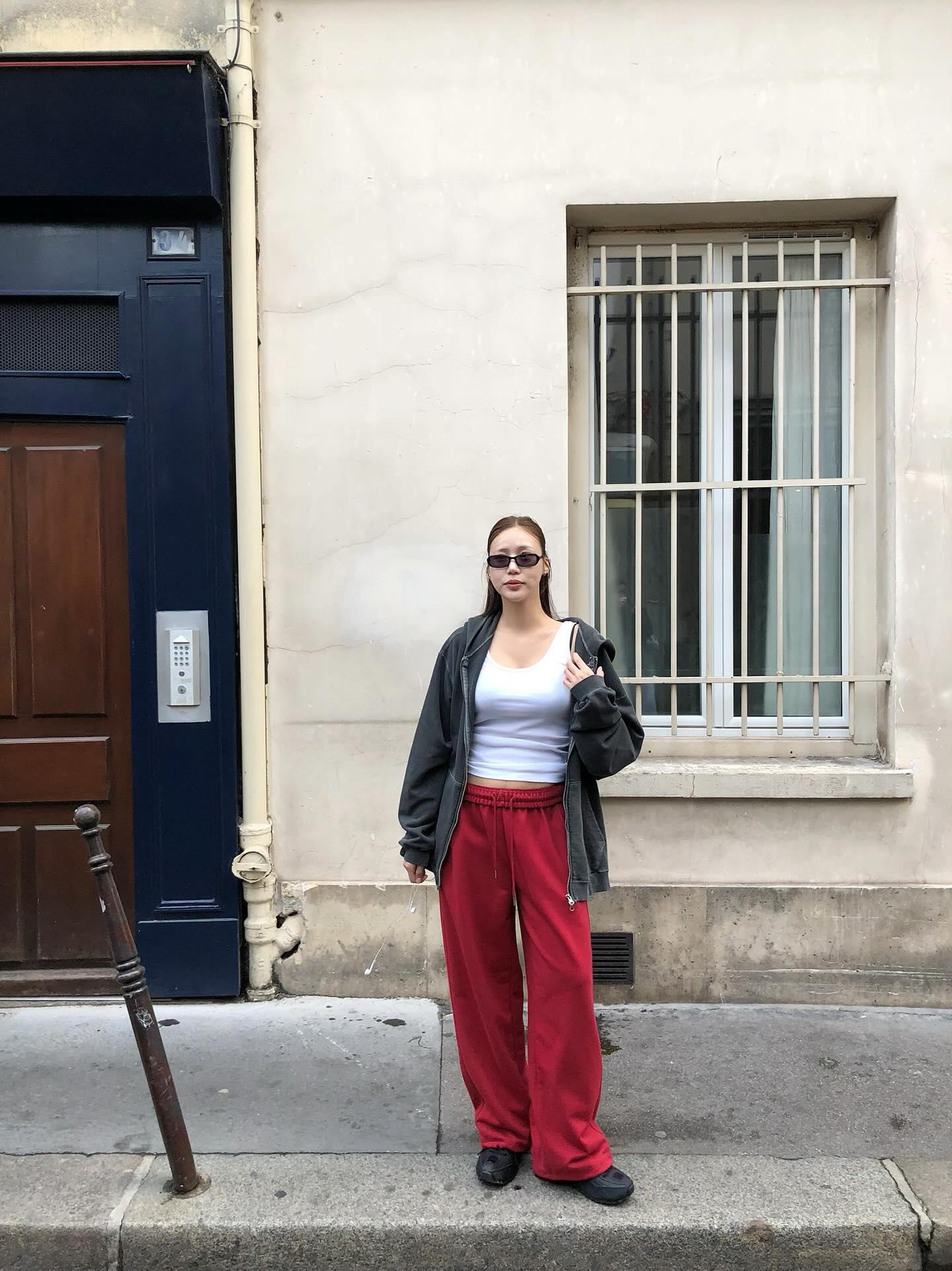 Mùa đông này màu đỏ vẫn rất hot: Gợi ý 10 cách phối đồ cực kỳ sang trọng, giúp bạn nổi bật giữa đám đông - Ảnh 2.