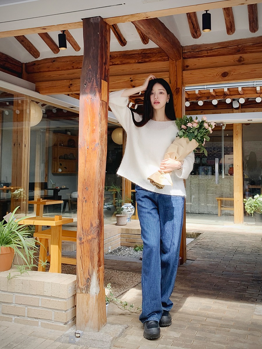 Lý do cần có áo len sáng màu trong tủ đồ - Ảnh 5. Lý do cần có áo len sáng màu trong tủ đồ - Ảnh 5.