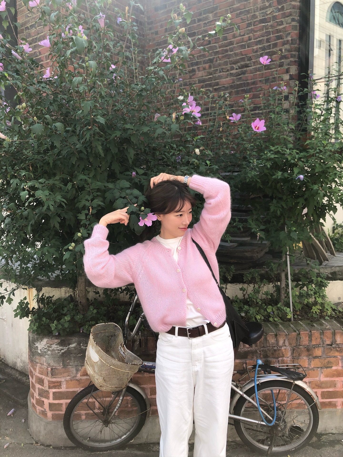 Lý do cần có áo len sáng màu trong tủ đồ - Ảnh 10. Lý do cần có áo len sáng màu trong tủ đồ - Ảnh 10.