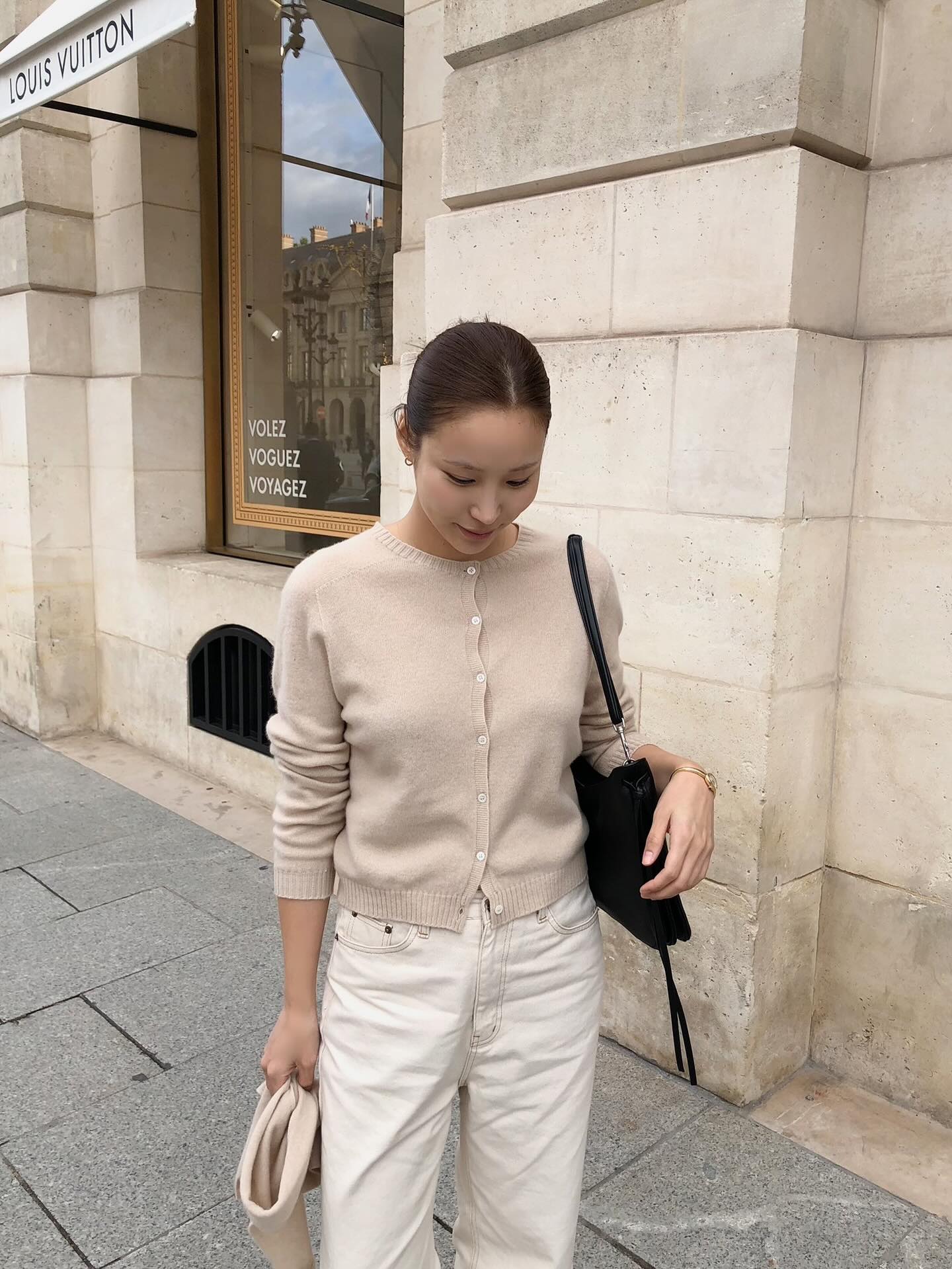 Lý do cần có áo len sáng màu trong tủ đồ - Ảnh 7. Lý do cần có áo len sáng màu trong tủ đồ - Ảnh 7.