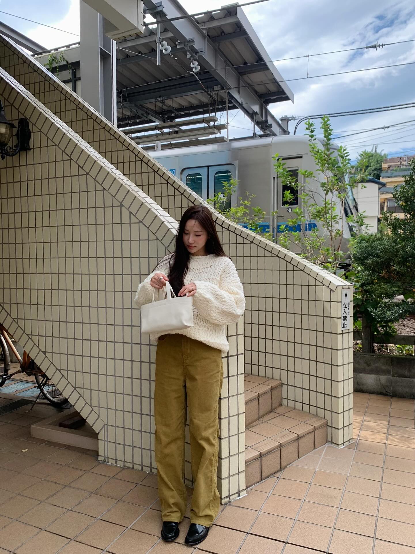 Lý do cần có áo len sáng màu trong tủ đồ - Ảnh 13. Lý do cần có áo len sáng màu trong tủ đồ - Ảnh 13.