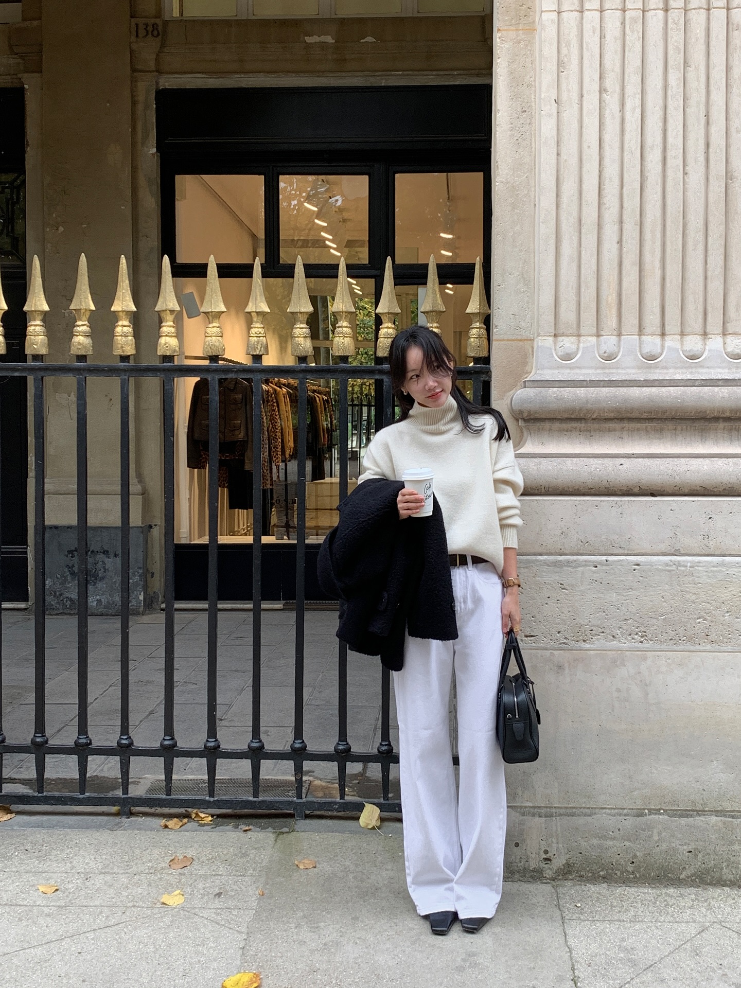 Lý do cần có áo len sáng màu trong tủ đồ - Ảnh 9. Lý do cần có áo len sáng màu trong tủ đồ - Ảnh 9.