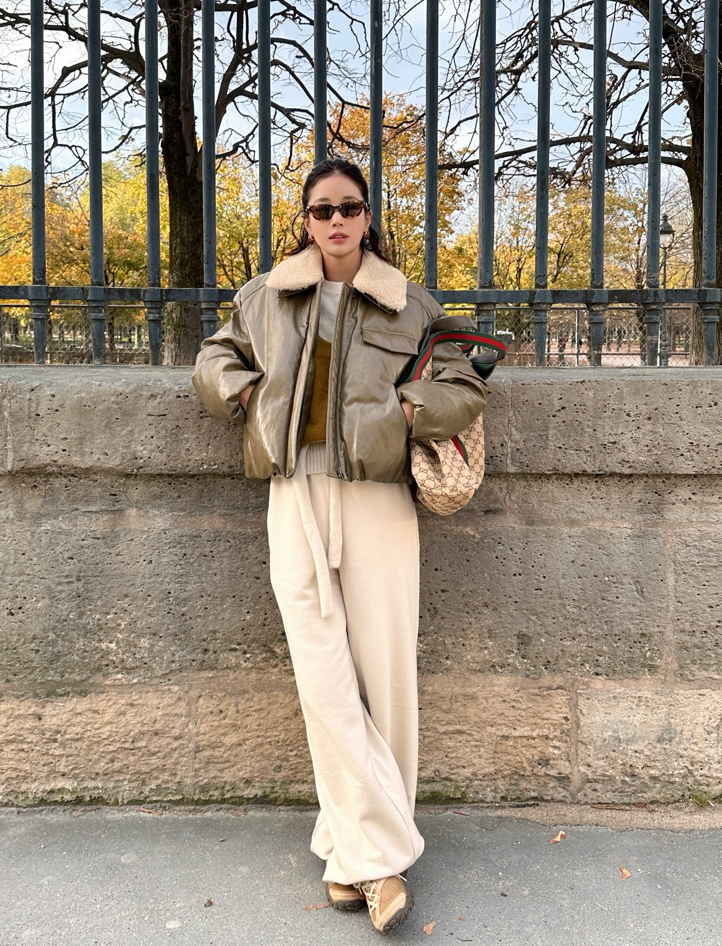 10 cách mặc quần ống rộng dành cho phụ nữ trên 40 tuổi, đẹp tới nỗi muốn diện suốt mùa đông - Ảnh 2.