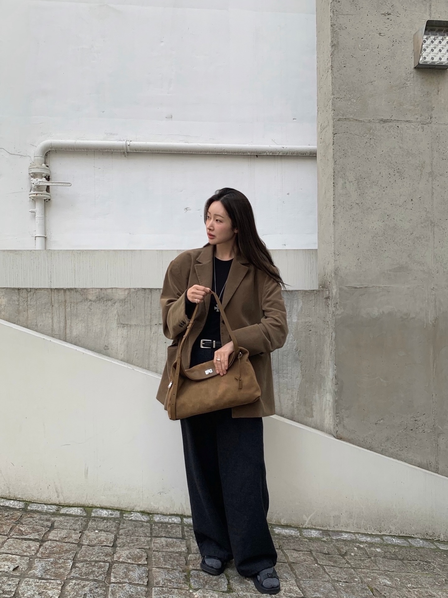 10 cách mặc quần ống rộng dành cho phụ nữ trên 40 tuổi, đẹp tới nỗi muốn diện suốt mùa đông - Ảnh 1.