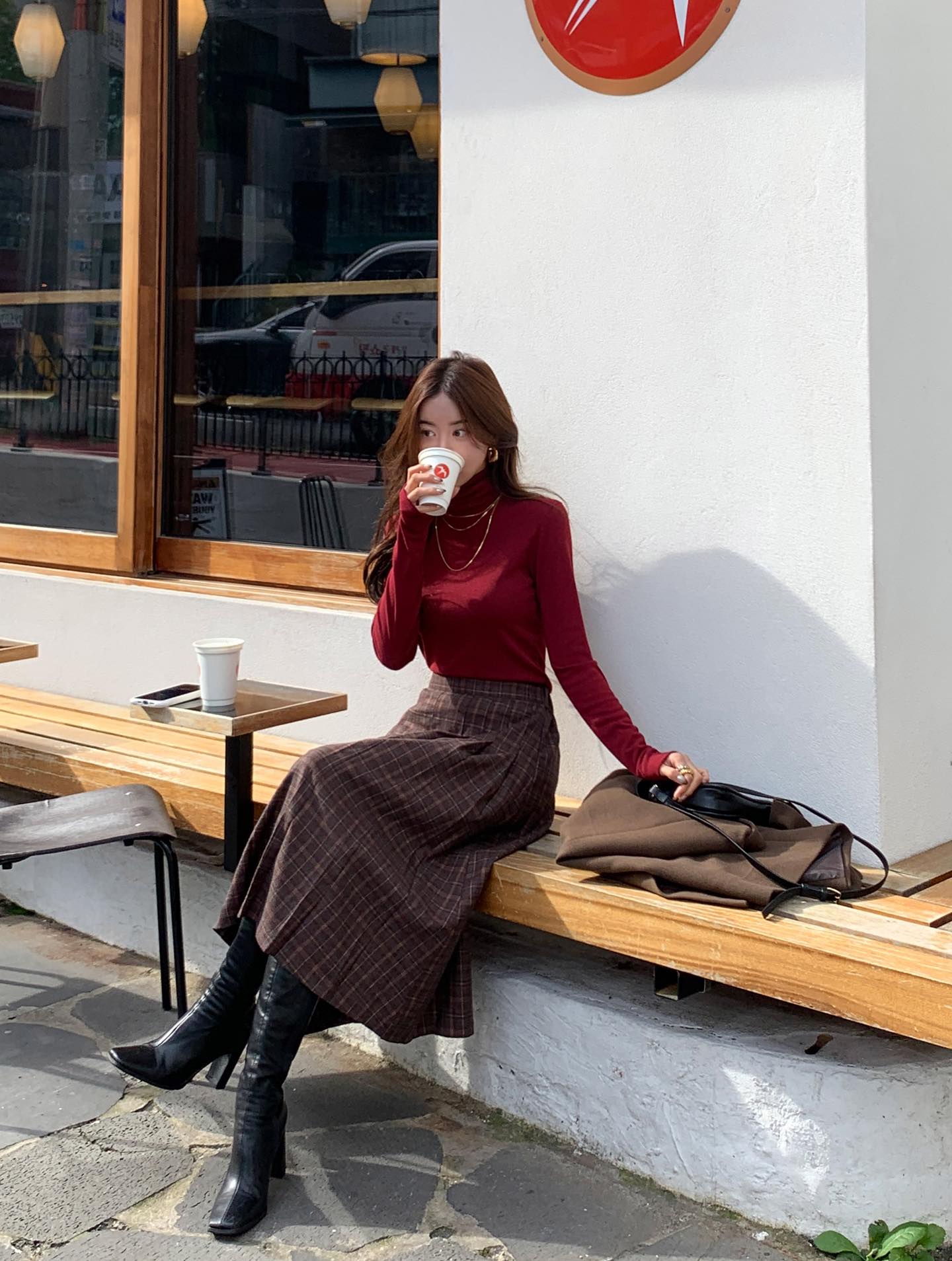 Mùa đông này màu đỏ vẫn rất hot: Gợi ý 10 cách phối đồ cực kỳ sang trọng, giúp bạn nổi bật giữa đám đông - Ảnh 10.