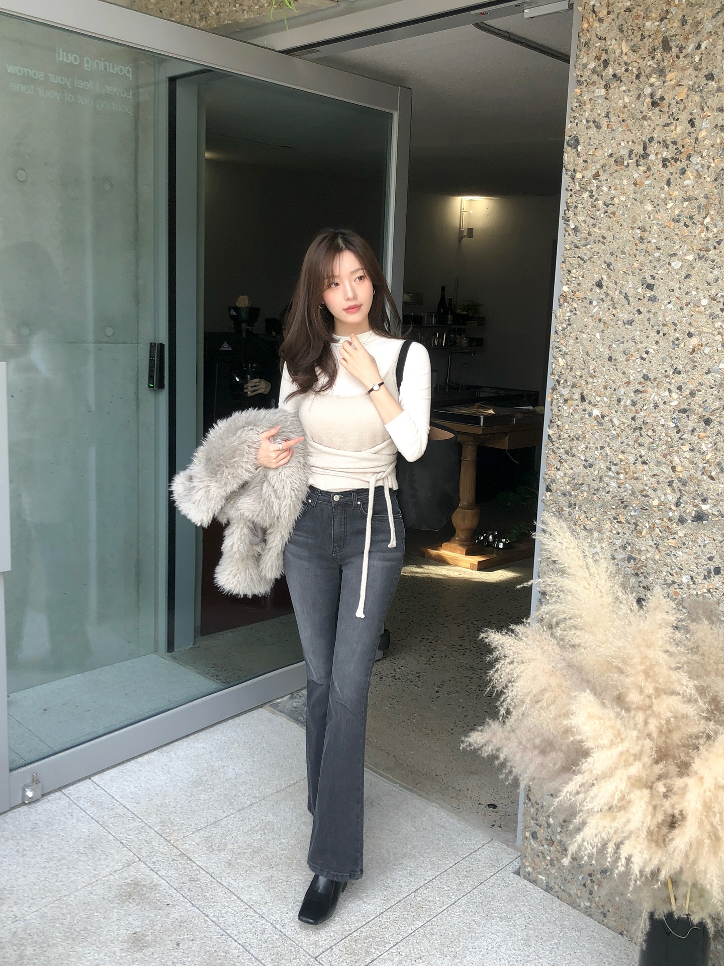 Quần jeans có nhiều kiểu nhưng đây là 3 mẫu tôn dáng nhất - Ảnh 7. Quần jeans có nhiều kiểu nhưng đây là 3 mẫu tôn dáng nhất - Ảnh 7.