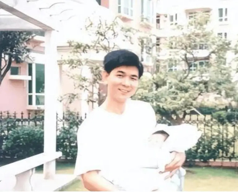 Chụp 200.000 bức ảnh của con trai trong 17 năm, người cha vô tình đẩy cuộc đời con vào 