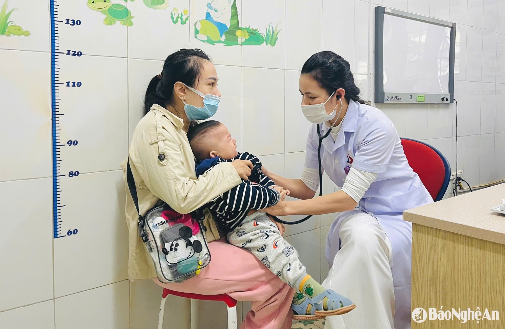 Người phụ nữ mắc cúm A chỉ sốt khoảng 30 phút là mất kiểm soát, co giật, mắt sưng không mở được- Ảnh 5. Người phụ nữ mắc cúm A chỉ sốt khoảng 30 phút là mất kiểm soát, co giật, mắt sưng không mở được- Ảnh 5.