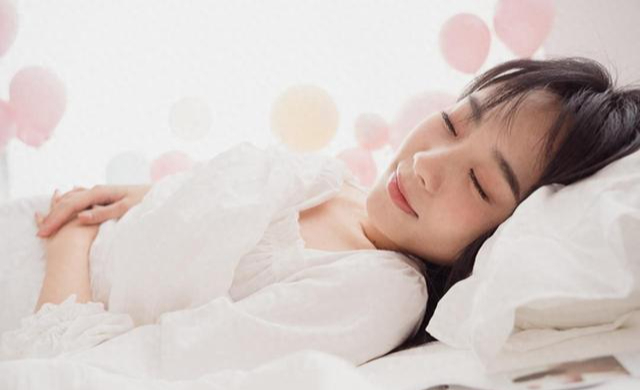 Đi ngủ lúc 10 giờ tối có sai không? Bác sĩ khuyên: Sau 60 tuổi, hãy thử làm 5 điều này khi ngủ - Ảnh 1.