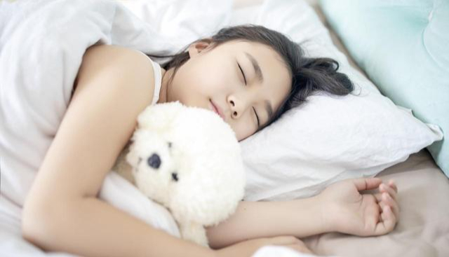 Đi ngủ lúc 10 giờ tối có sai không? Bác sĩ khuyên: Sau 60 tuổi, hãy thử làm 5 điều này khi ngủ - Ảnh 4.