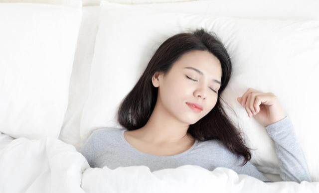 Đi ngủ lúc 10 giờ tối có sai không? Bác sĩ khuyên: Sau 60 tuổi, hãy thử làm 5 điều này khi ngủ - Ảnh 2.