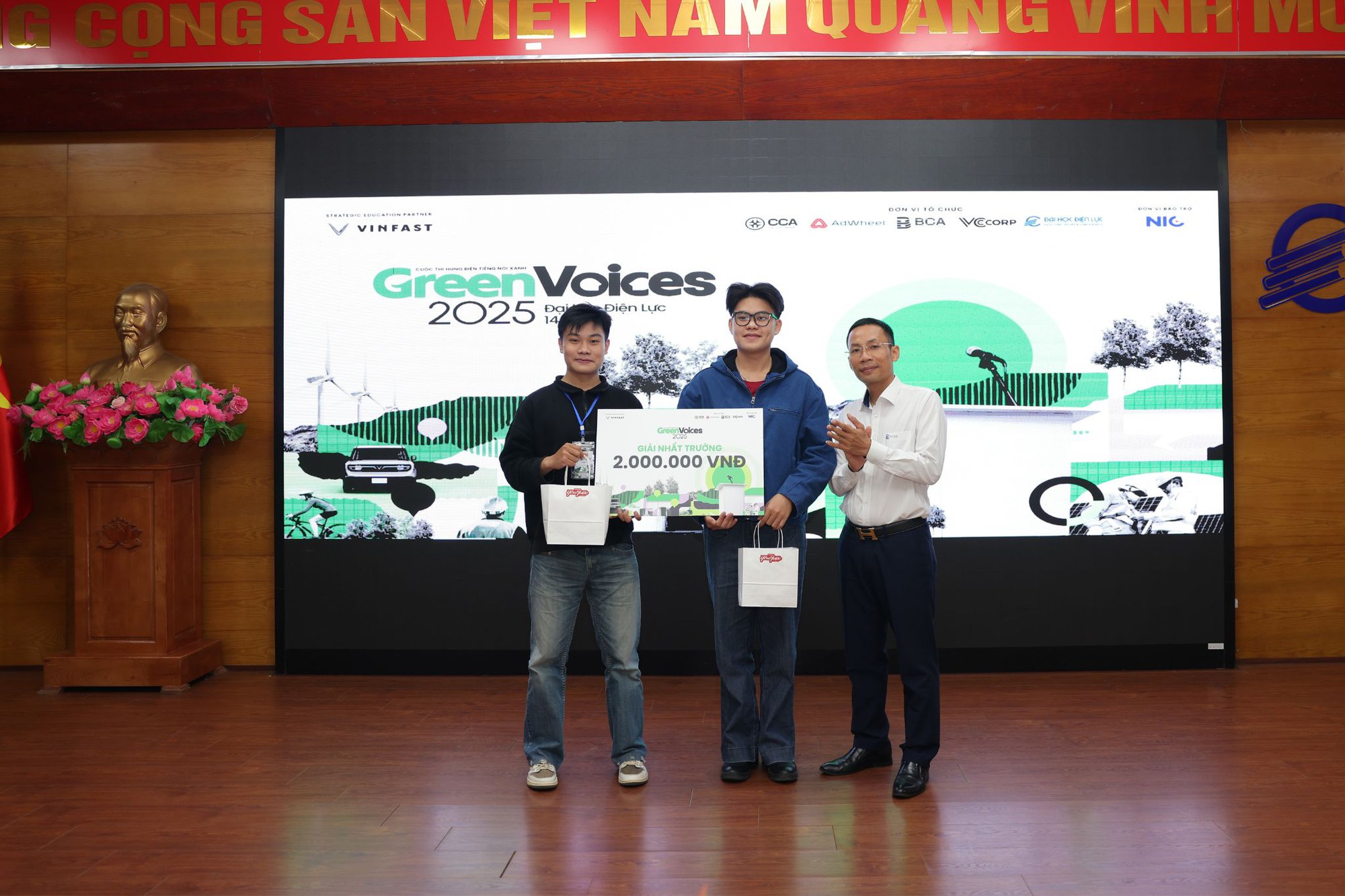 Green Voices đến Đại học Điện lực: Khi sinh viên kỹ thuật ‘lên tiếng xanh’ bằng dữ liệu và luận cứ khoa học- Ảnh 4. Green Voices đến Đại học Điện lực: Khi sinh viên kỹ thuật ‘lên tiếng xanh’ bằng dữ liệu và luận cứ khoa học- Ảnh 4.