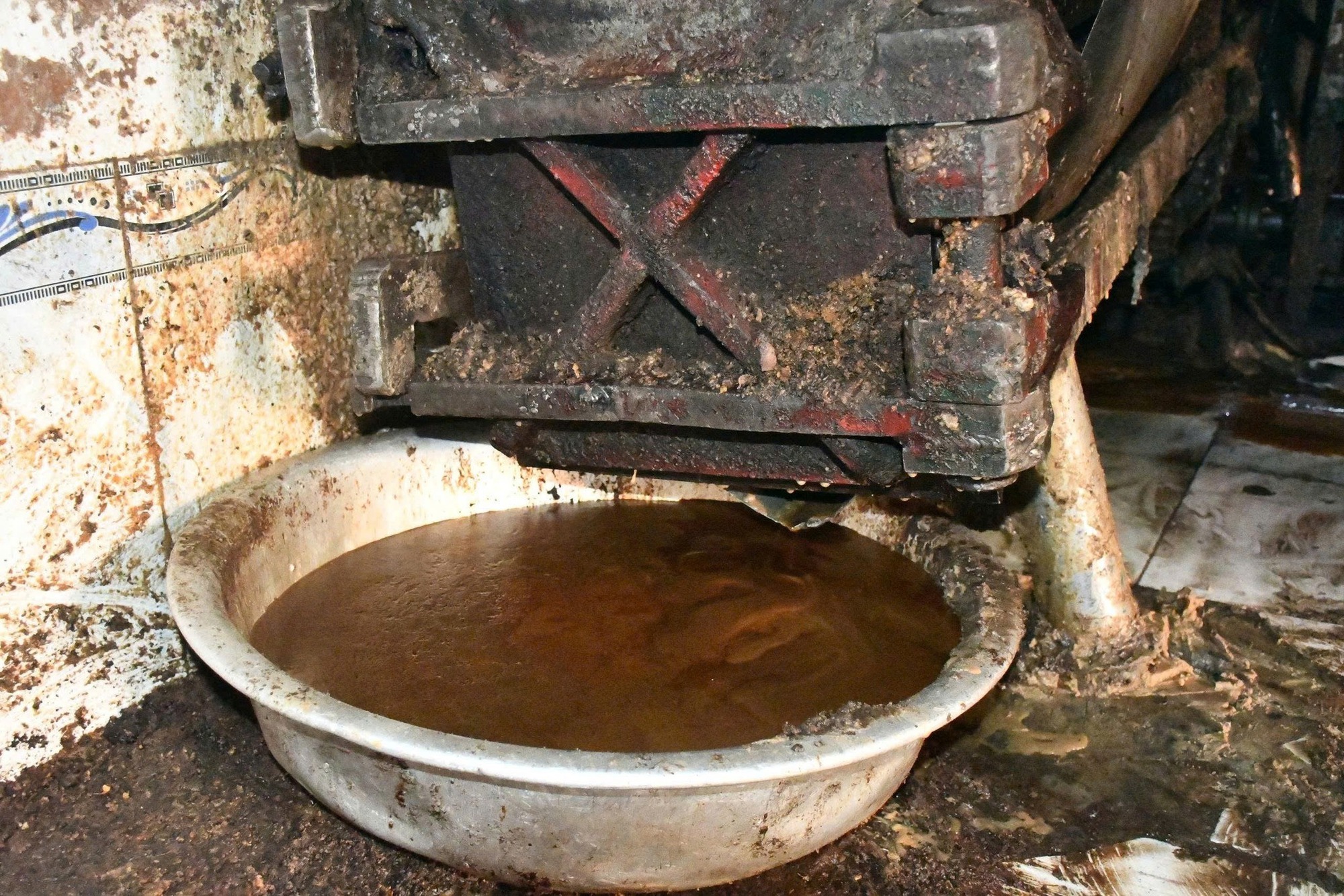 Công an Đà Nẵng phát hiện cơ sở chế biến mỡ động vật trái phép trong nghĩa trang - Ảnh 4. Công an Đà Nẵng phát hiện cơ sở chế biến mỡ động vật trái phép trong nghĩa trang - Ảnh 4.