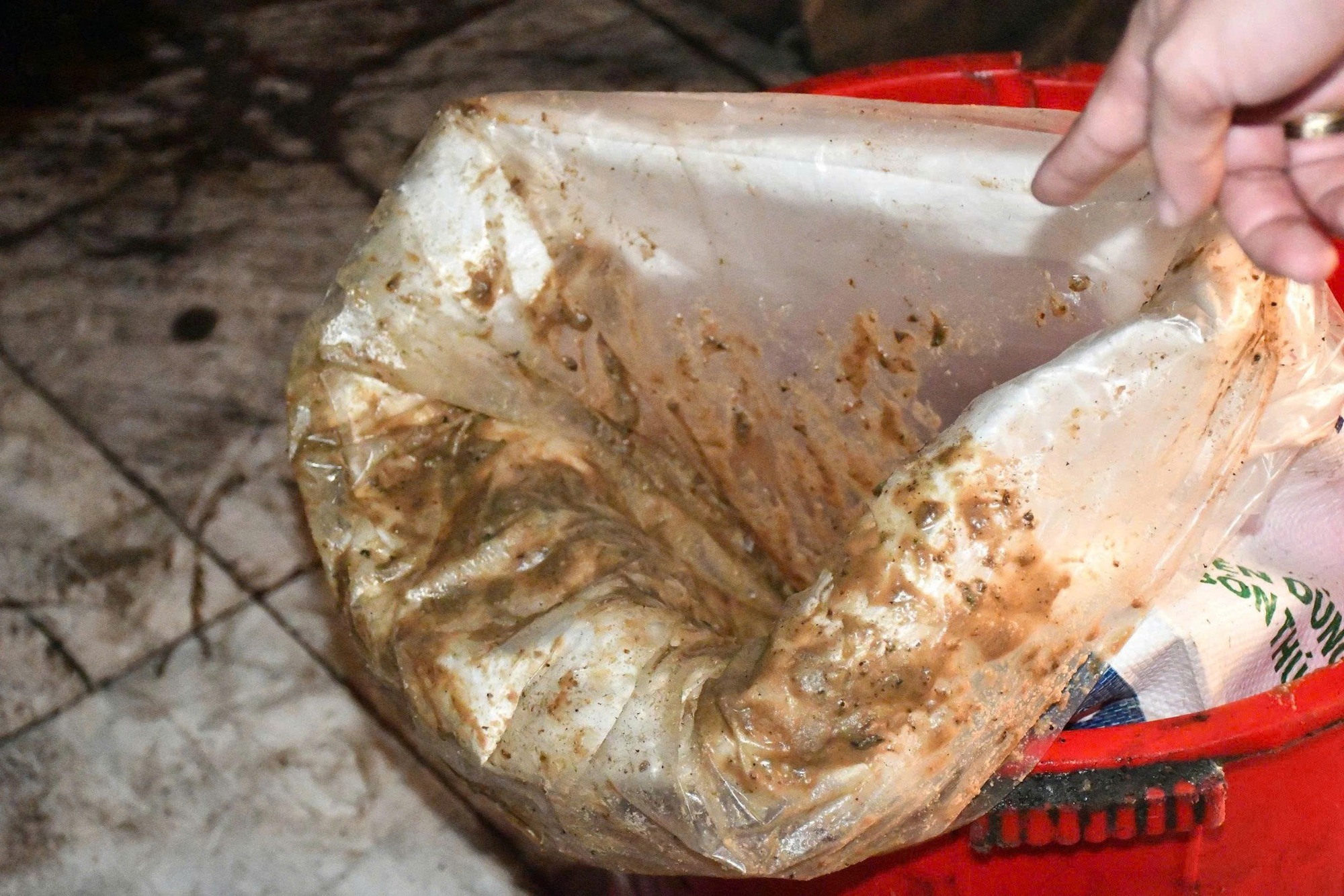 Công an Đà Nẵng phát hiện cơ sở chế biến mỡ động vật trái phép trong nghĩa trang - Ảnh 8. Công an Đà Nẵng phát hiện cơ sở chế biến mỡ động vật trái phép trong nghĩa trang - Ảnh 8.