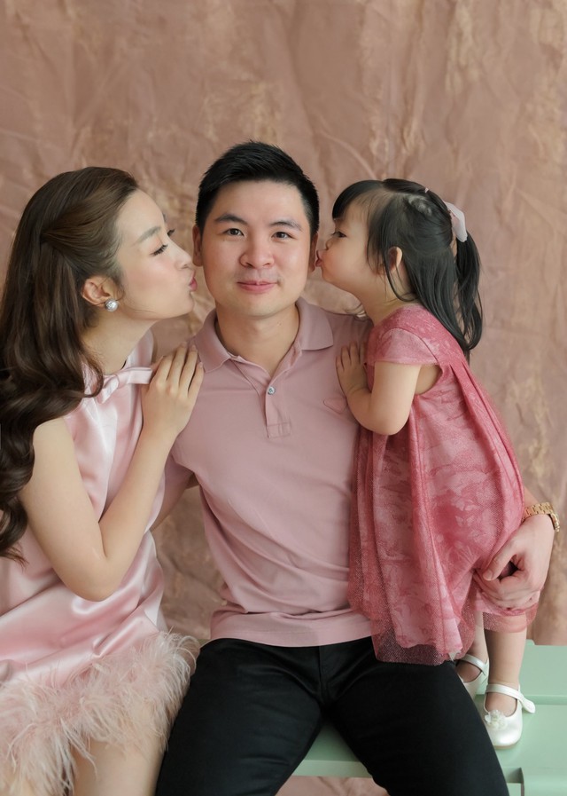 Đỗ Mỹ Linh lộ vòng hai lùm lùm khi dự sinh nhật bố chồng hào môn, nghi vấn đang mang thai lần 2- Ảnh 4. Đỗ Mỹ Linh lộ vòng hai lùm lùm khi dự sinh nhật bố chồng hào môn, nghi vấn đang mang thai lần 2- Ảnh 4.