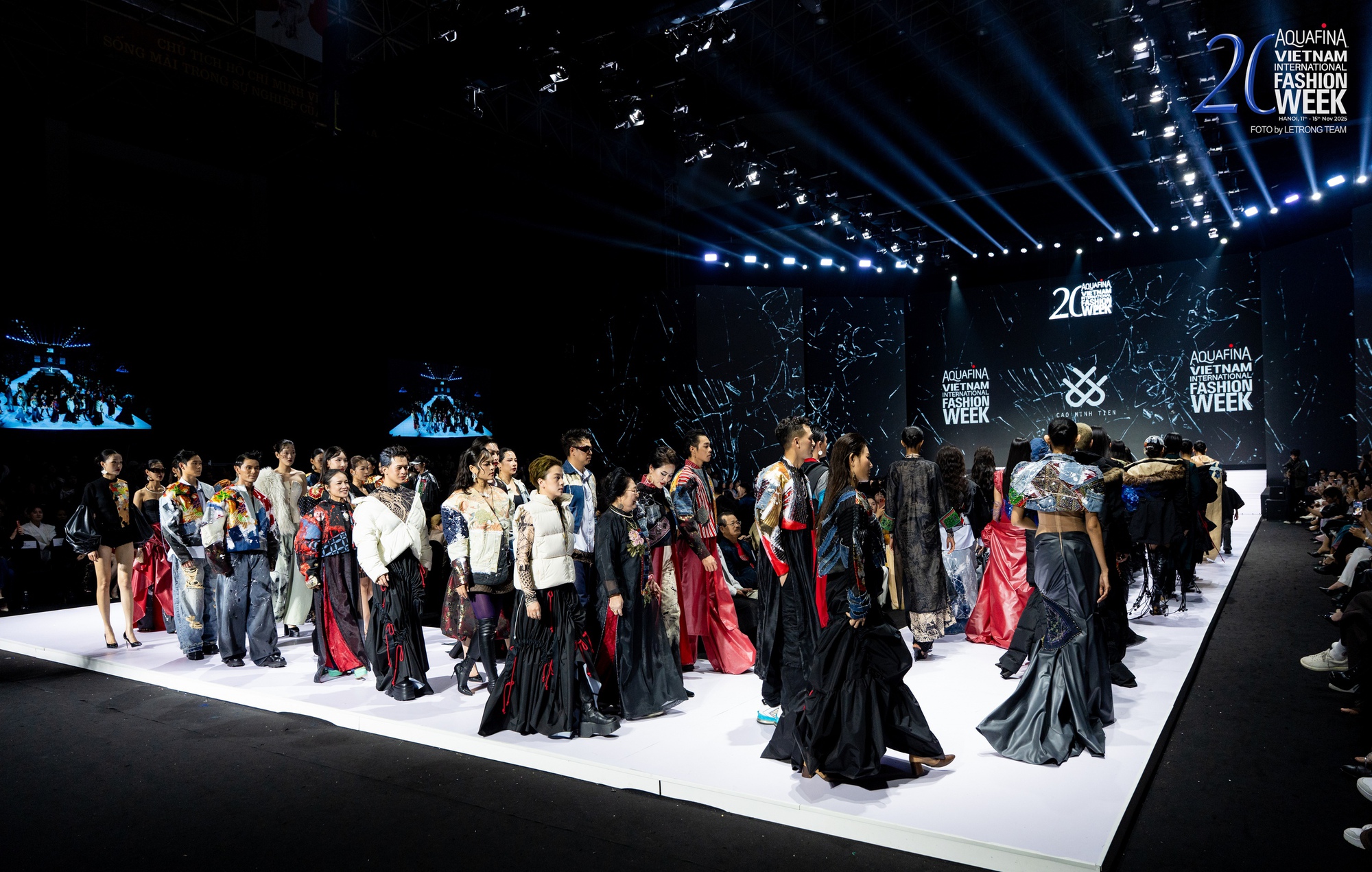 GUNO Việt Nam khiến sàn diễn Aquafina Vietnam International Fashion Week 2025 bùng nổ- Ảnh 7. GUNO Việt Nam khiến sàn diễn Aquafina Vietnam International Fashion Week 2025 bùng nổ- Ảnh 7.