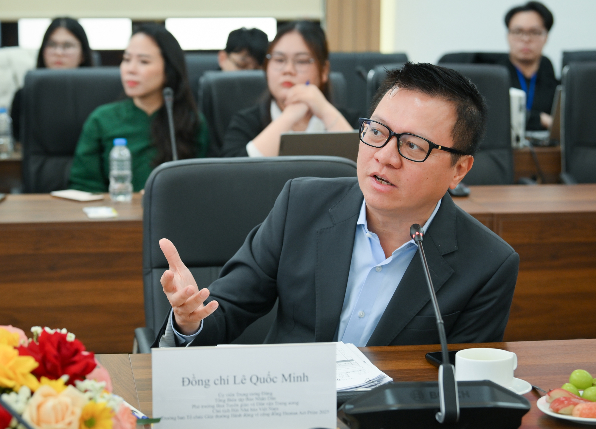 Nhận được món quà bất ngờ từ nhà báo Lê Quốc Minh và ca sĩ Hồ Ngọc Hà, hai người 