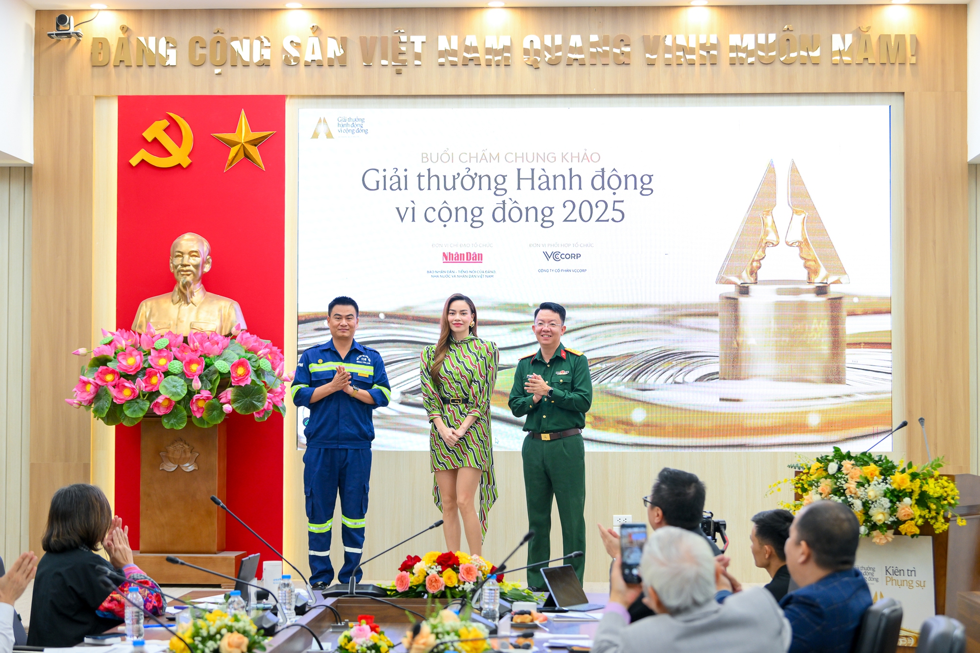 Nhận được món quà bất ngờ từ nhà báo Lê Quốc Minh và ca sĩ Hồ Ngọc Hà, hai người Nhận được món quà bất ngờ từ nhà báo Lê Quốc Minh và ca sĩ Hồ Ngọc Hà, hai người