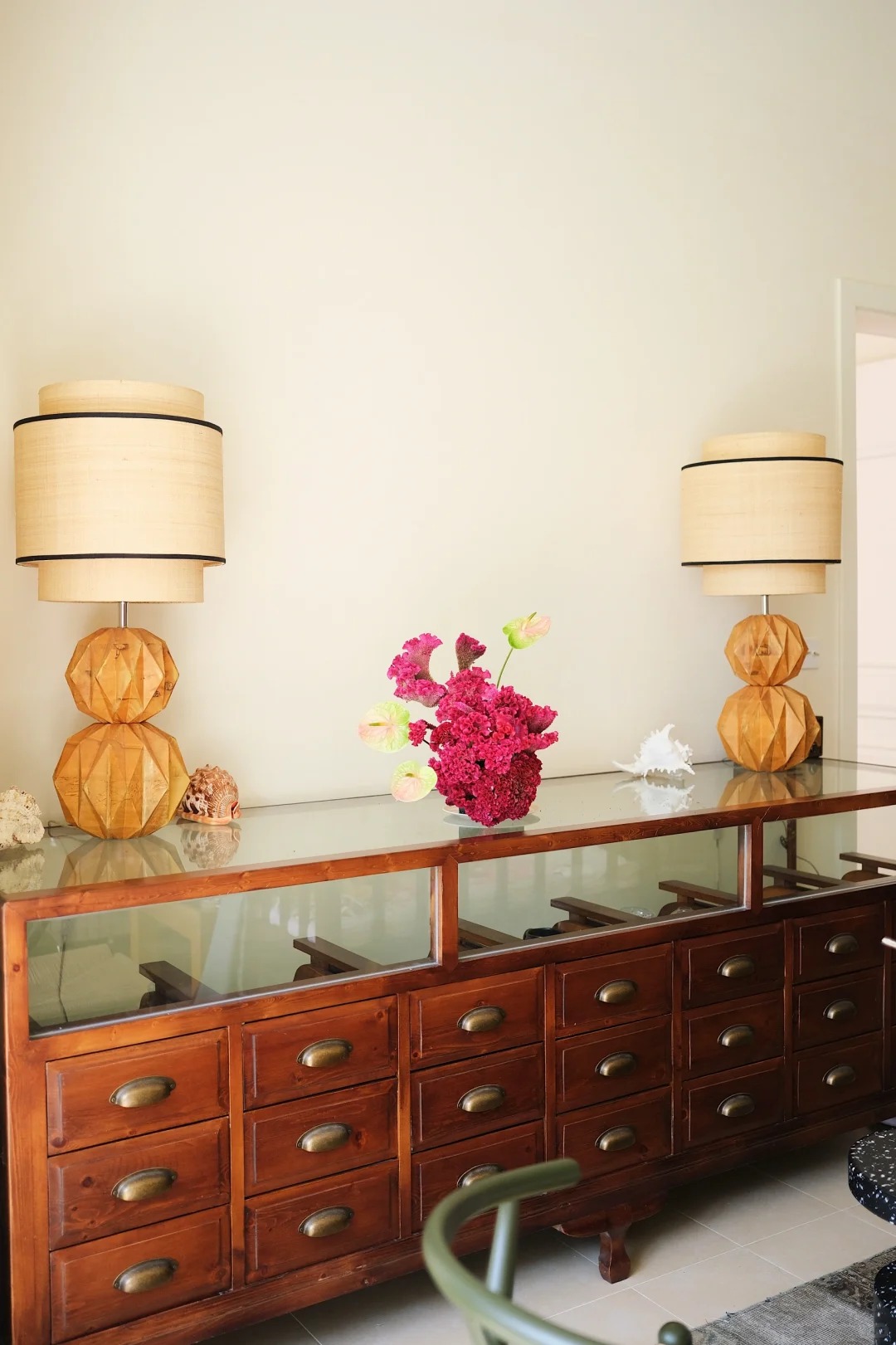 Hoa mào gà: Tưởng quê mùa mà cắm lên lại sang rực rỡ, chơi Tết đẹp mê và hút phú quý vào nhà - Ảnh 13. Hoa mào gà: Tưởng quê mùa mà cắm lên lại sang rực rỡ, chơi Tết đẹp mê và hút phú quý vào nhà - Ảnh 13.