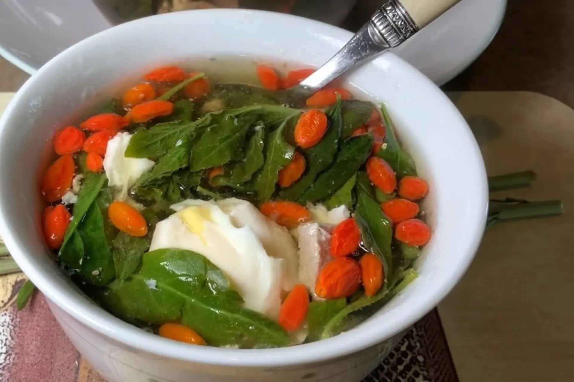 Loại quả này bổ máu hơn táo tàu và bổ khí hơn hoàng kỳ: Ăn vài quả mỗi ngày vào mùa đông để ngủ ngon, dưỡng da, khuôn mặt luôn hồng hào- Ảnh 1.