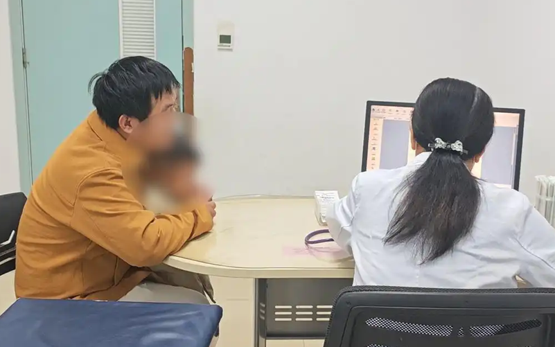 Bé trai 2 tuổi tử vong chỉ vì bác sĩ... kê đơn thuốc thiếu 1 dấu phẩy - Ảnh 2.